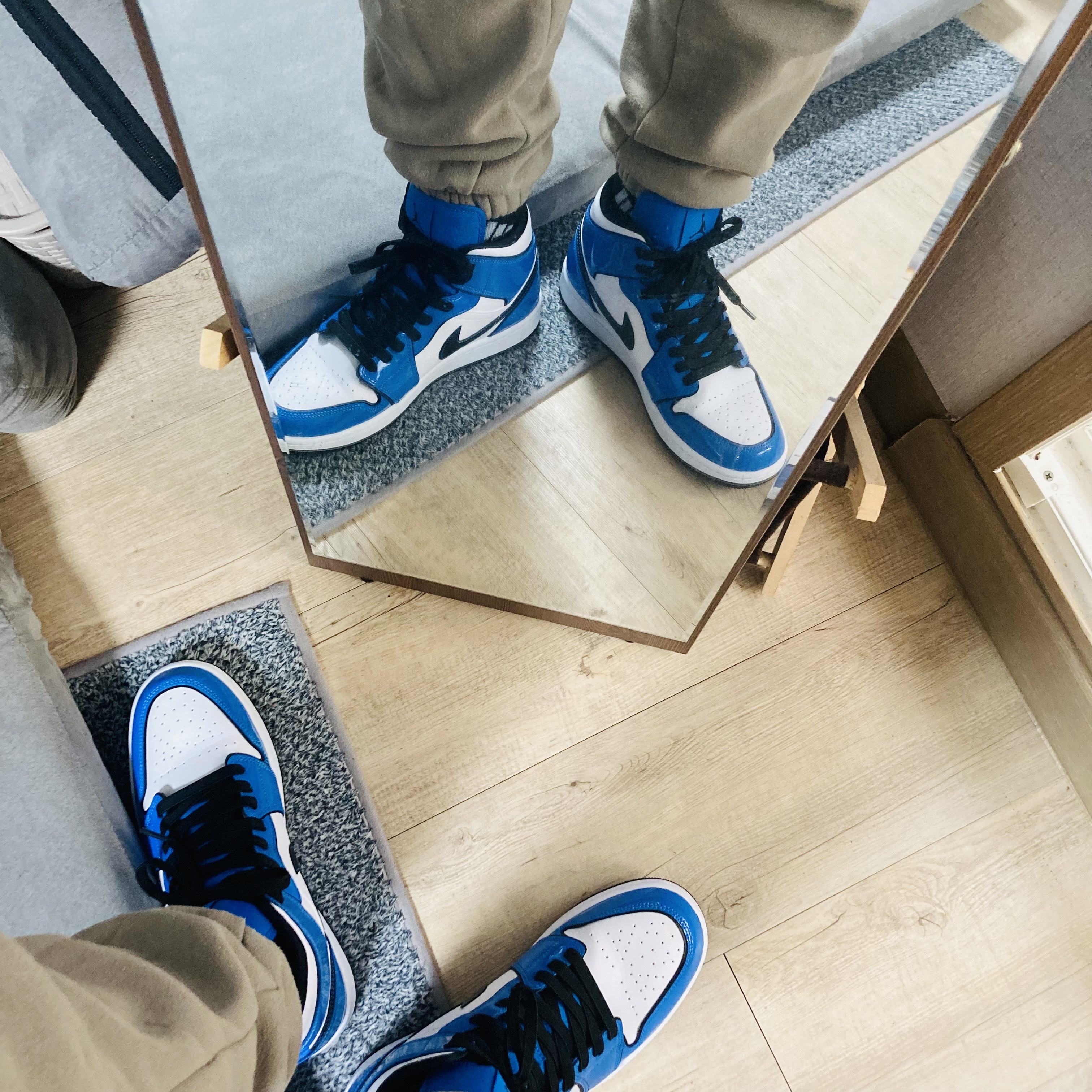 Jordan 1 Mid SE Signal Blue 착용 스타일 - 3