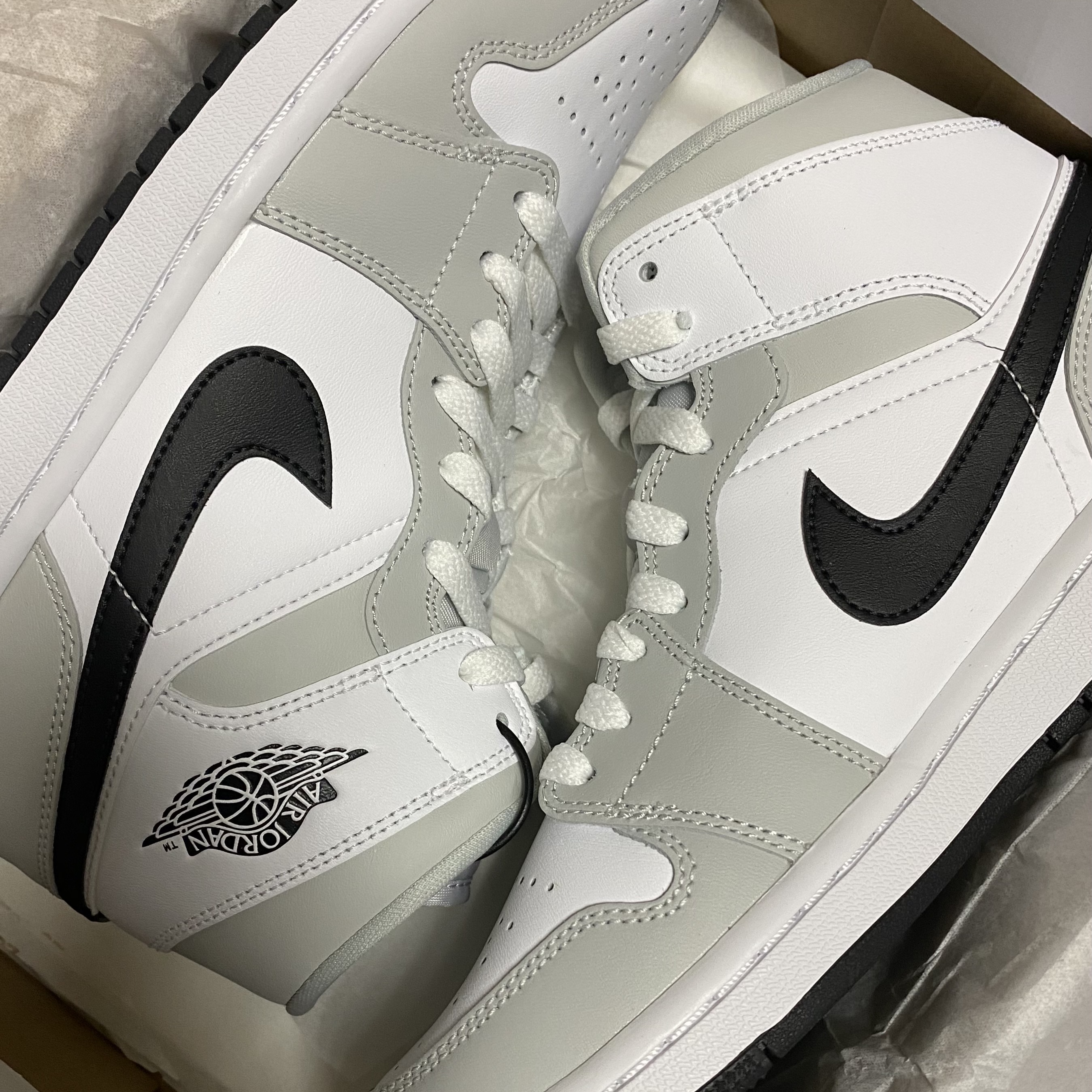(W) Jordan 1 Mid Grey Fog 착용 스타일 - 1