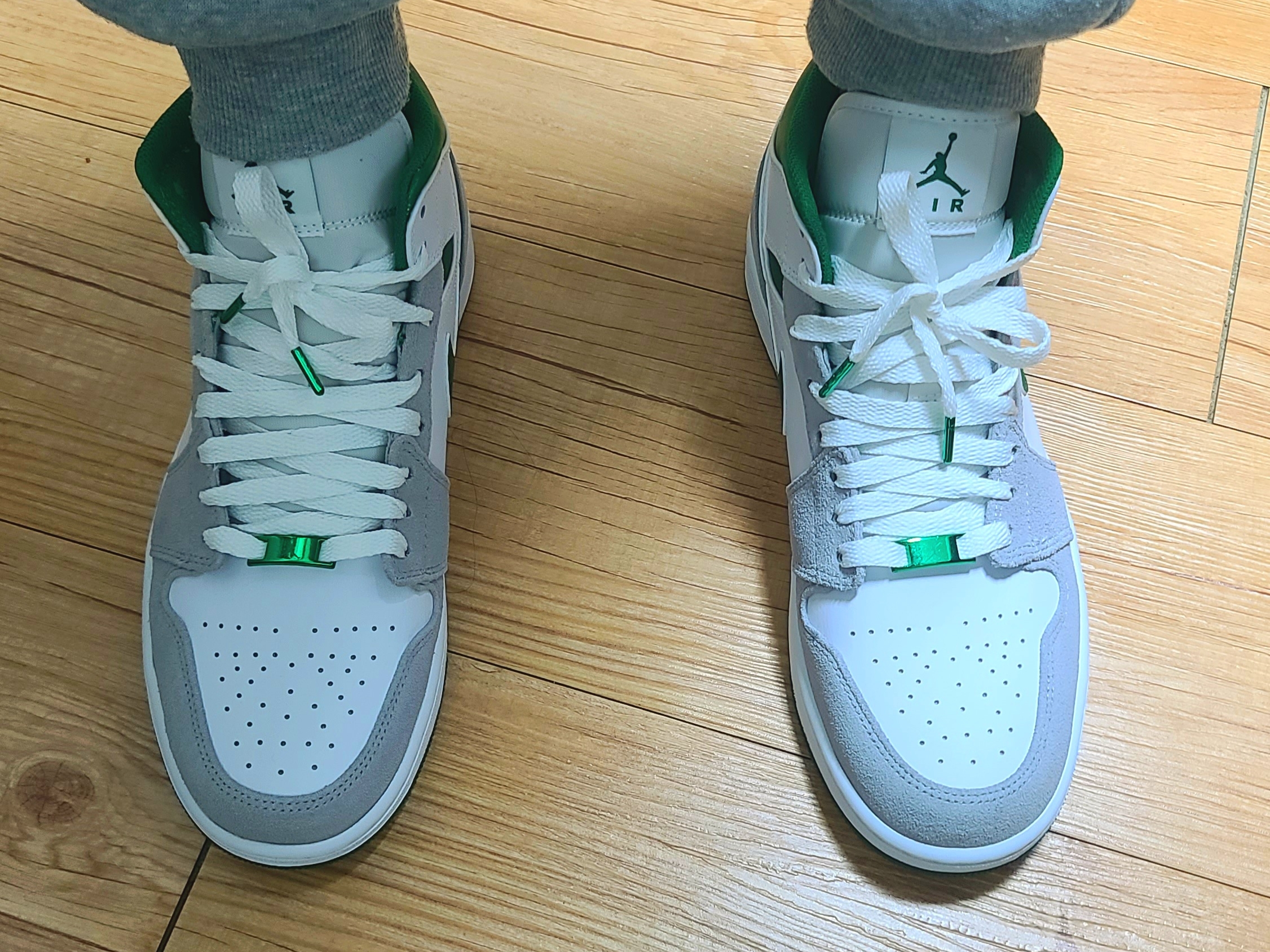 Jordan 1 Mid SE Pine Green Light Smoke Grey 착용 스타일 - 3