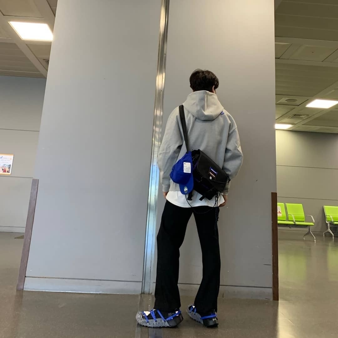 Casetify x Ader Error AirPods Case, Maison Kitsune x Ader Error Meditation Fox Hoodie Grey 착용 스타일 - 2