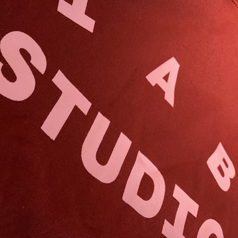 IAB Studio Hoodie Raspberry 착용 스타일 - 1