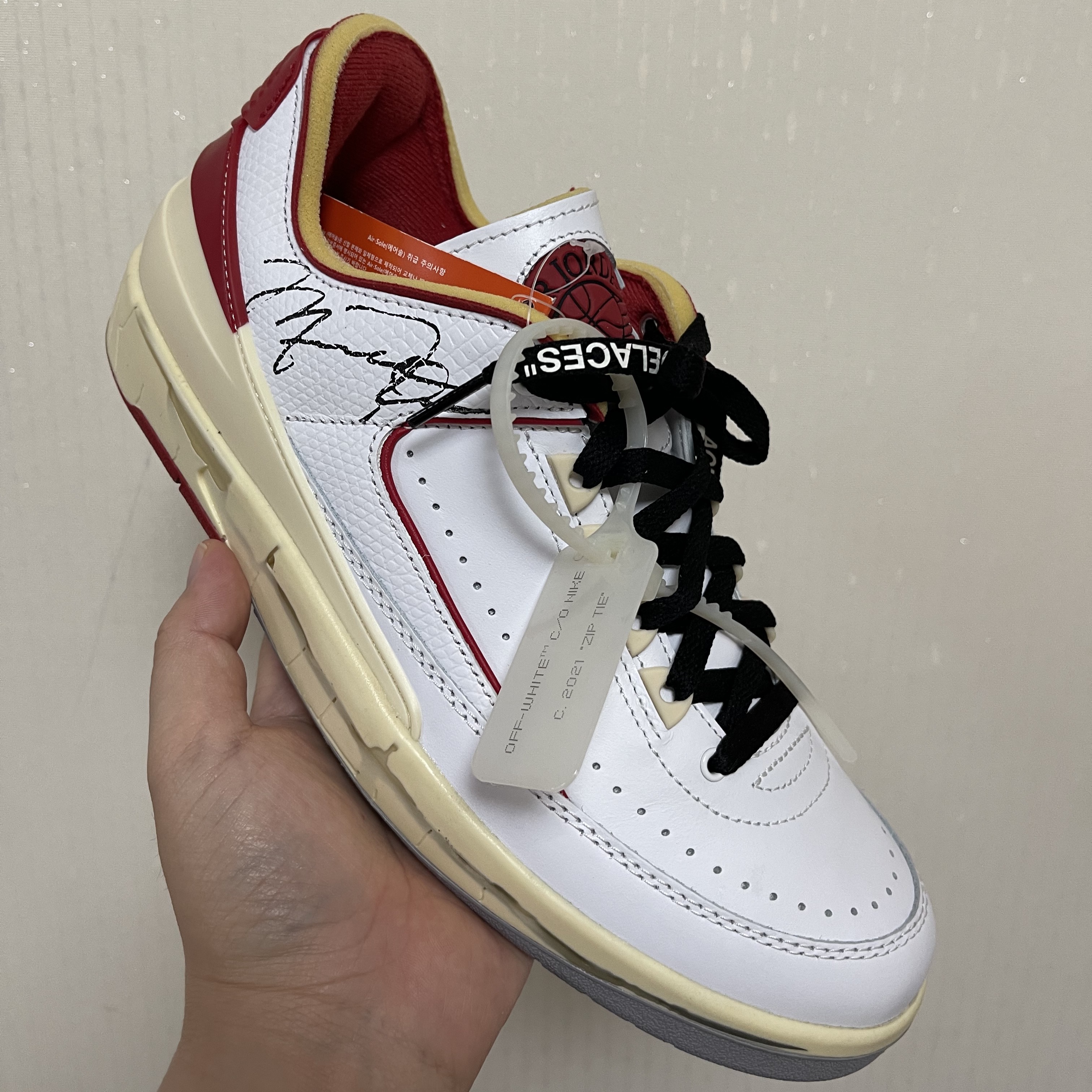 Jordan 2 x Off-White Retro Low SP White and Varsity Red 착용 스타일 - 1
