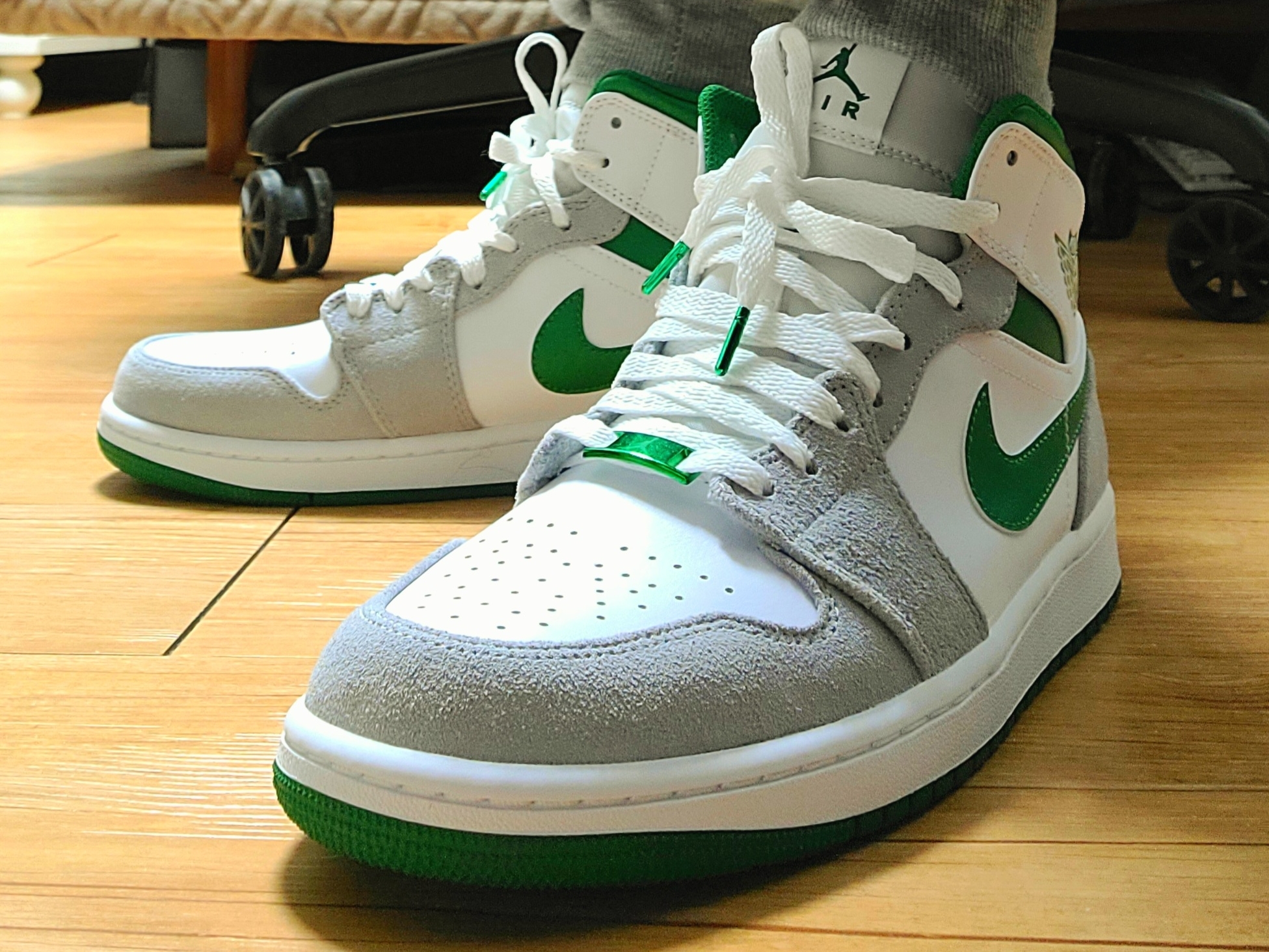 Jordan 1 Mid SE Pine Green Light Smoke Grey 착용 스타일 - 1