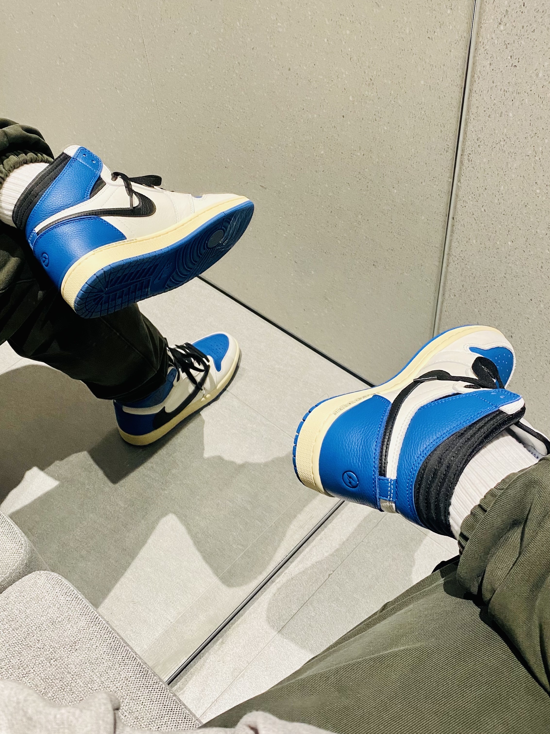 Jordan 1 x Travis Scott x Fragment Retro High OG SP Military Blue 착용 스타일