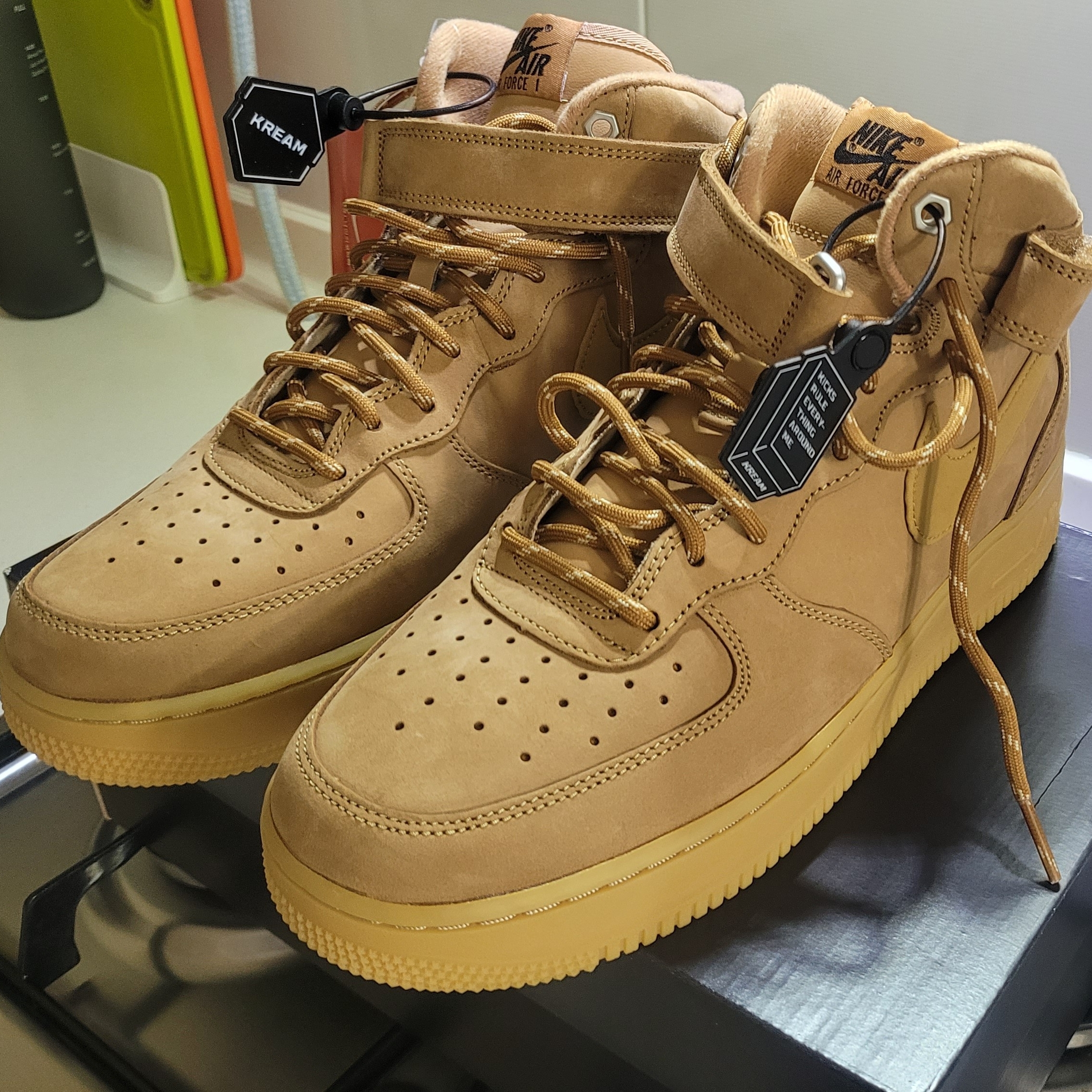 Nike Air Force 1 Mid '07 WB Flax 착용 스타일