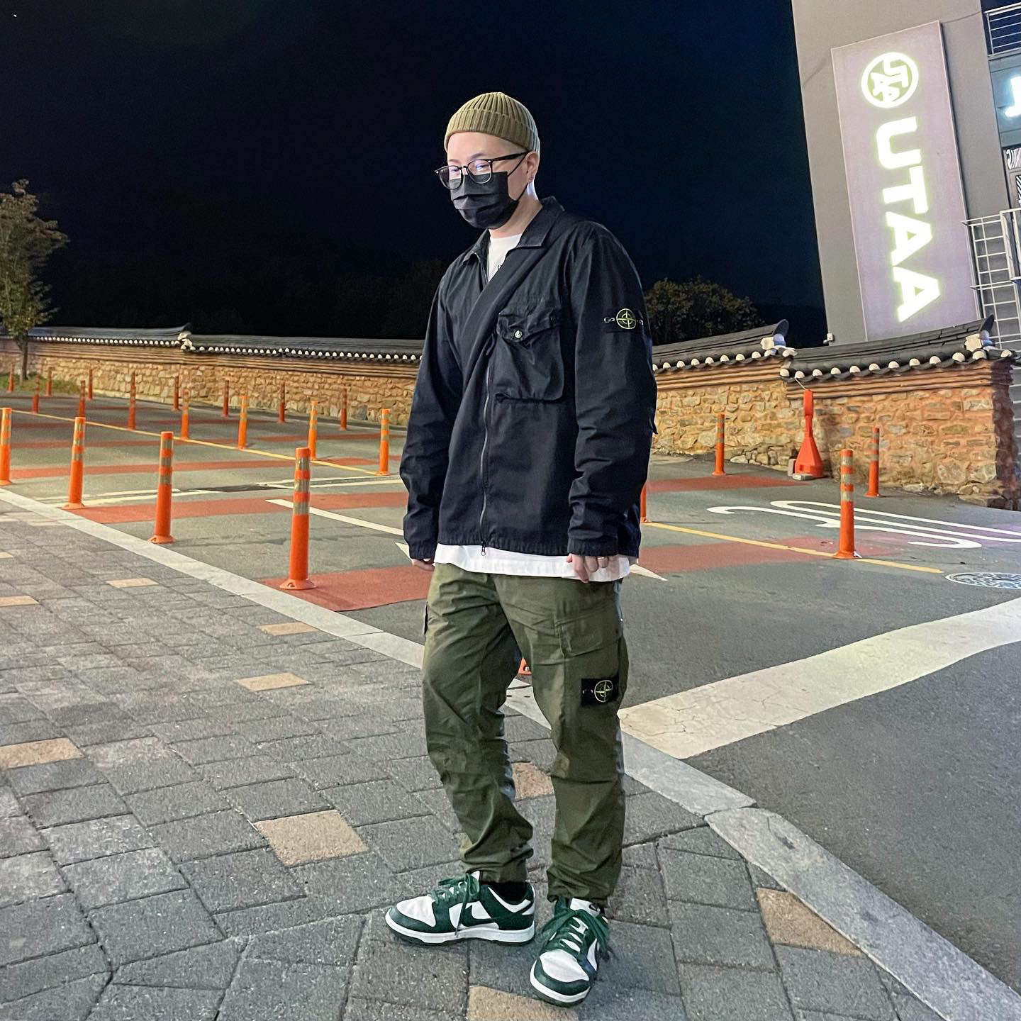 Stone Island 117WN T.CO+OLD Overshirt Black - 21SS, Stone Island 31303 Cargo Pants Olive Green - 21SS 착용 스타일 - 1
