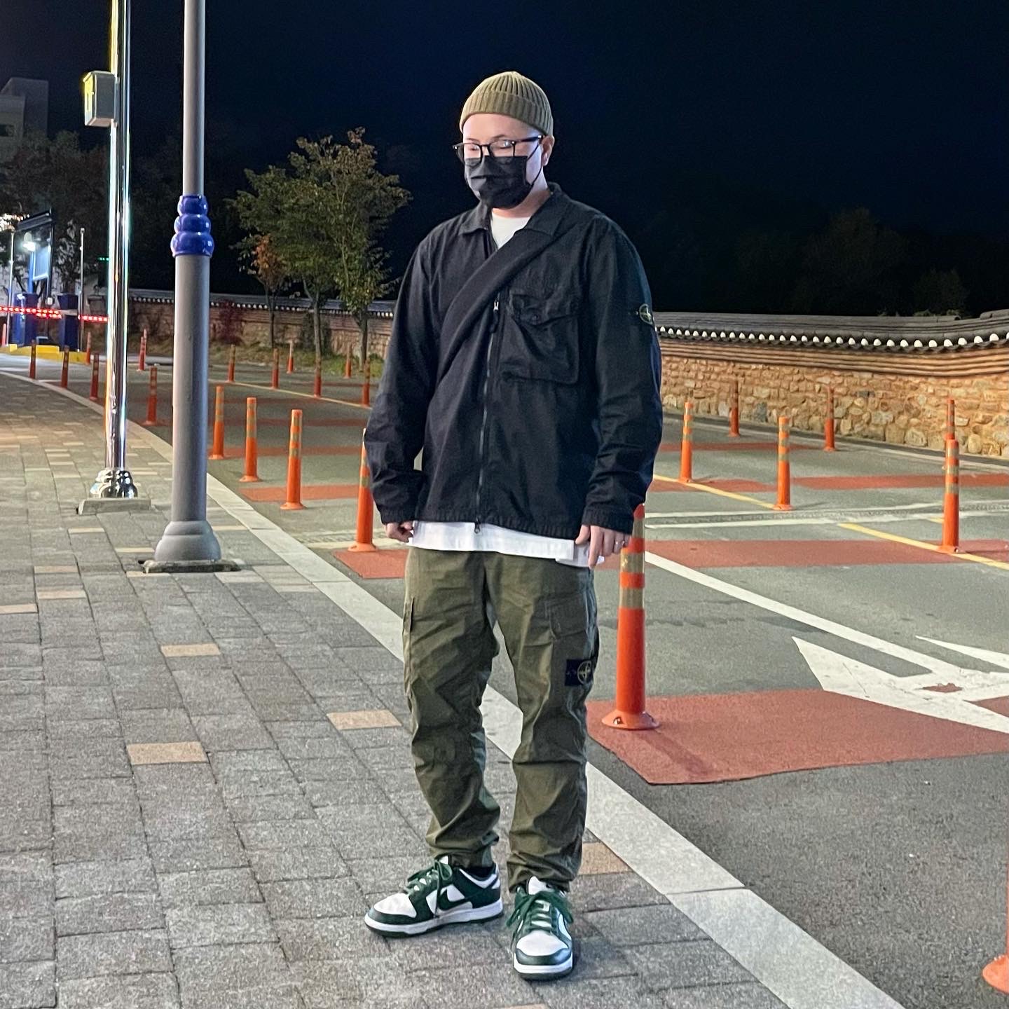 Stone Island 117WN T.CO+OLD Overshirt Black - 21SS, Stone Island 31303 Cargo Pants Olive Green - 21SS 착용 스타일 - 2