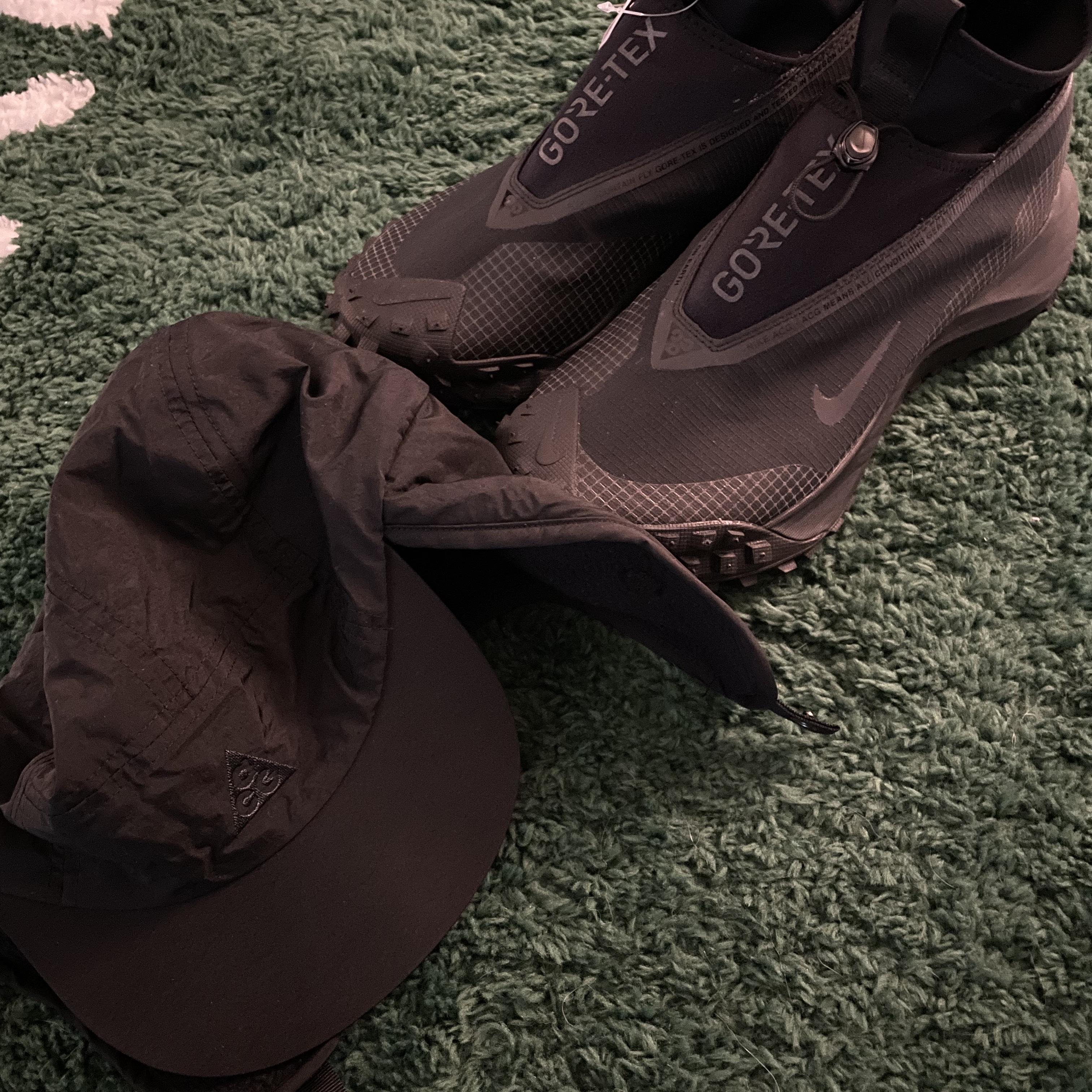 Nike ACG Mountain Fly Gore-Tex Black and Dark Grey, Nike ACG Warm AW84 Cap Black Anthracite 착용 스타일