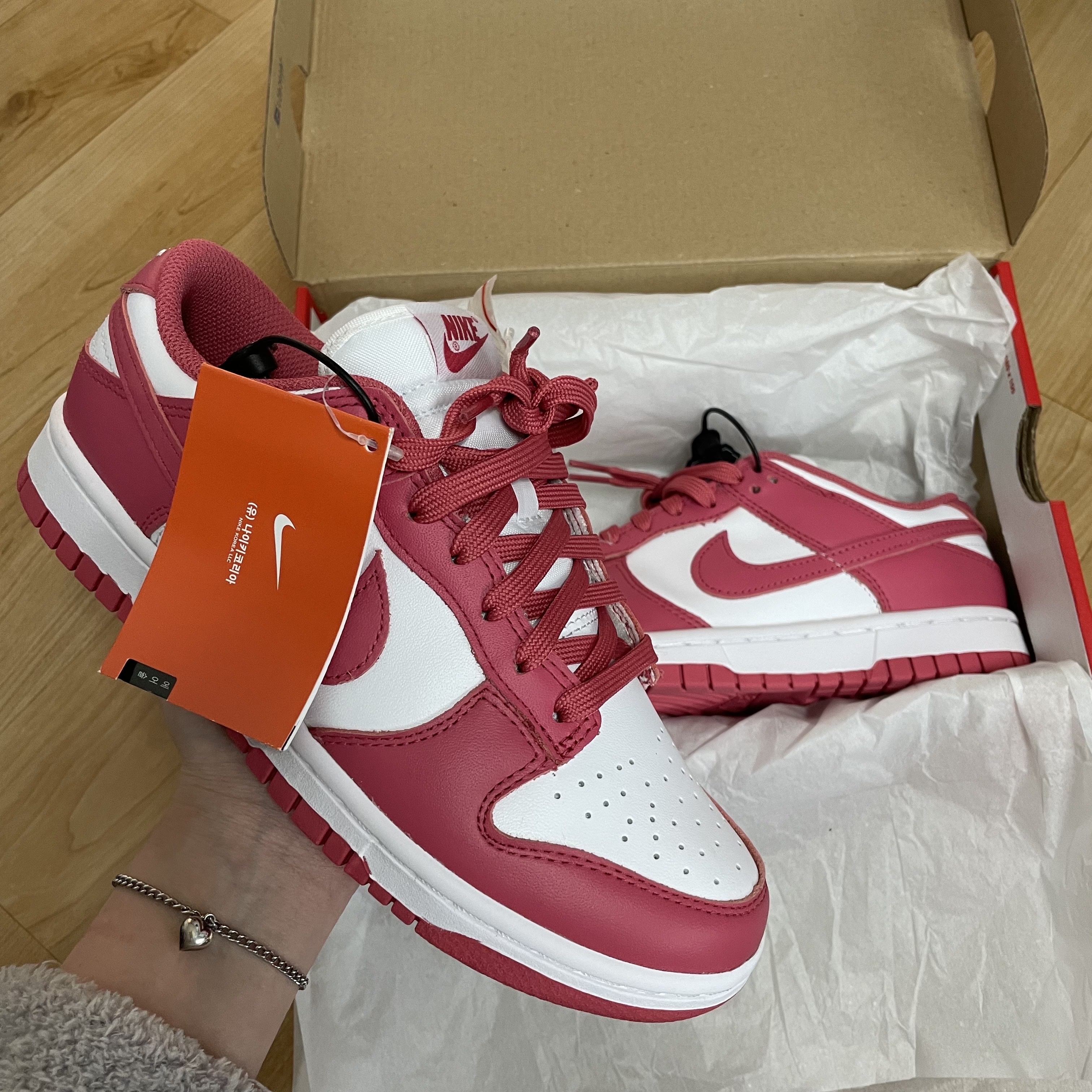 (W) Nike Dunk Low Archeo Pink 착용 스타일 - 1