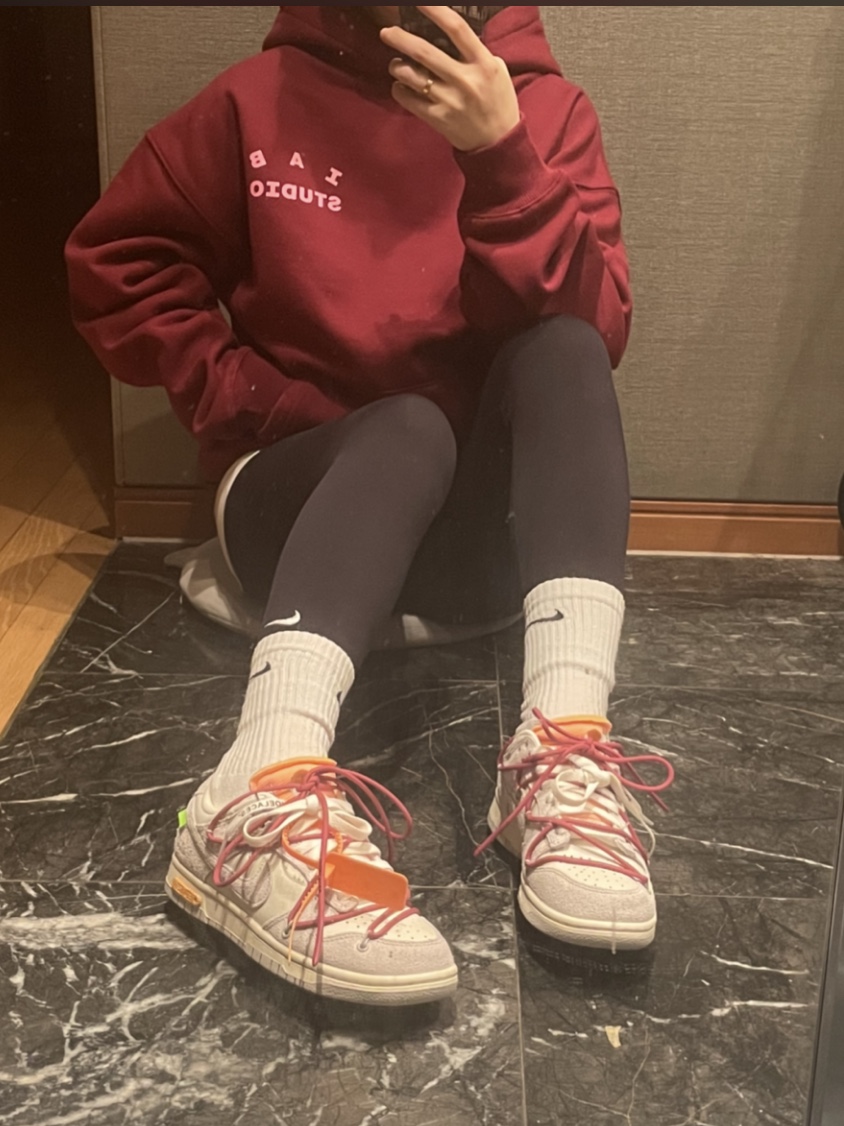IAB Studio Hoodie Raspberry, Nike x Off-White Dunk Low The 50 - Lot 35 착용 스타일 - 2