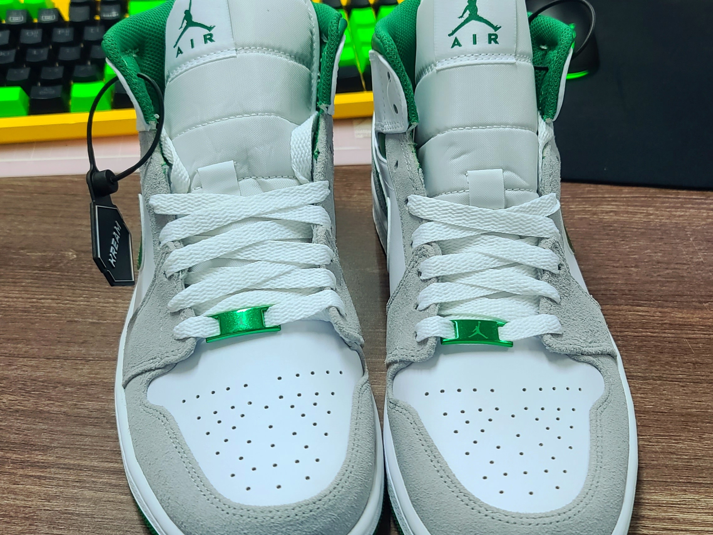 Jordan 1 Mid SE Pine Green Light Smoke Grey 착용 스타일 - 3