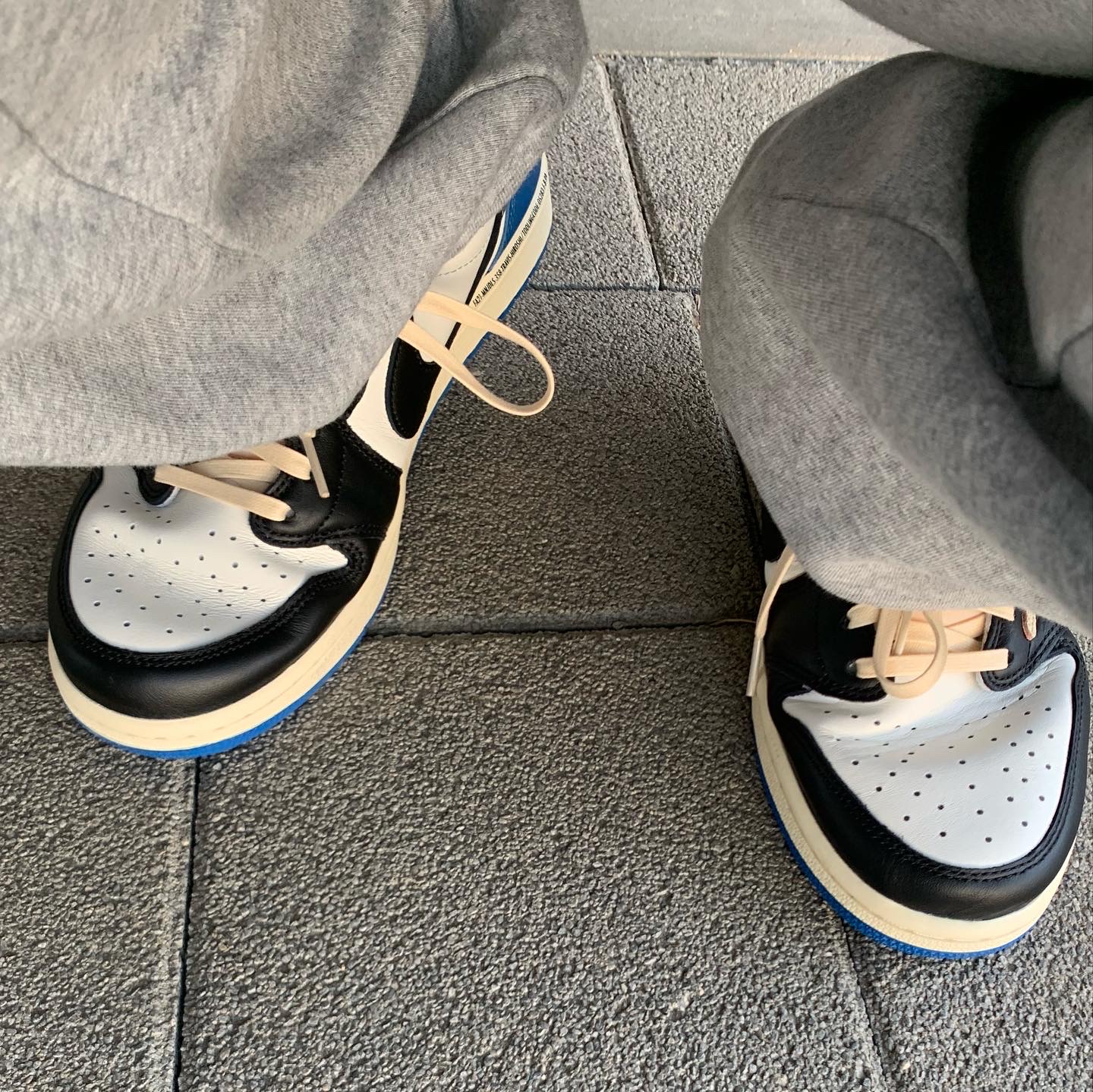 Jordan 1 x Travis Scott x Fragment Retro Low OG SP Military Blue 착용 스타일 - 1