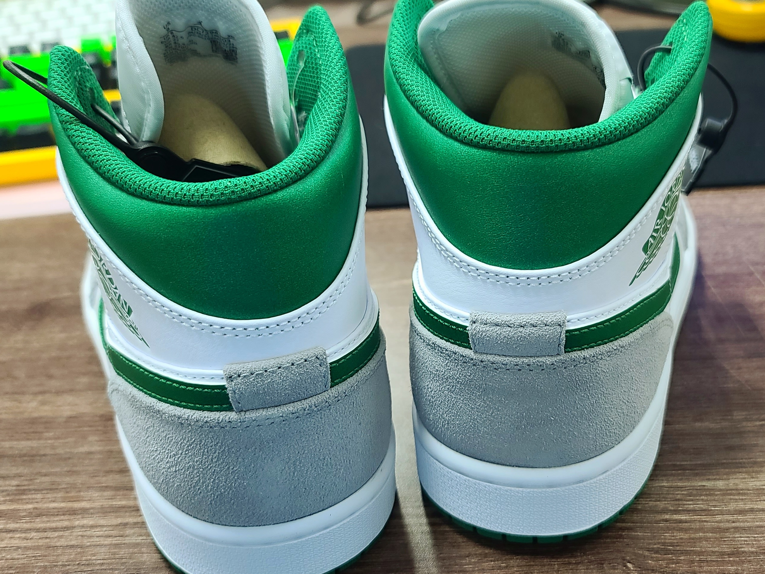 Jordan 1 Mid SE Pine Green Light Smoke Grey 착용 스타일 - 4