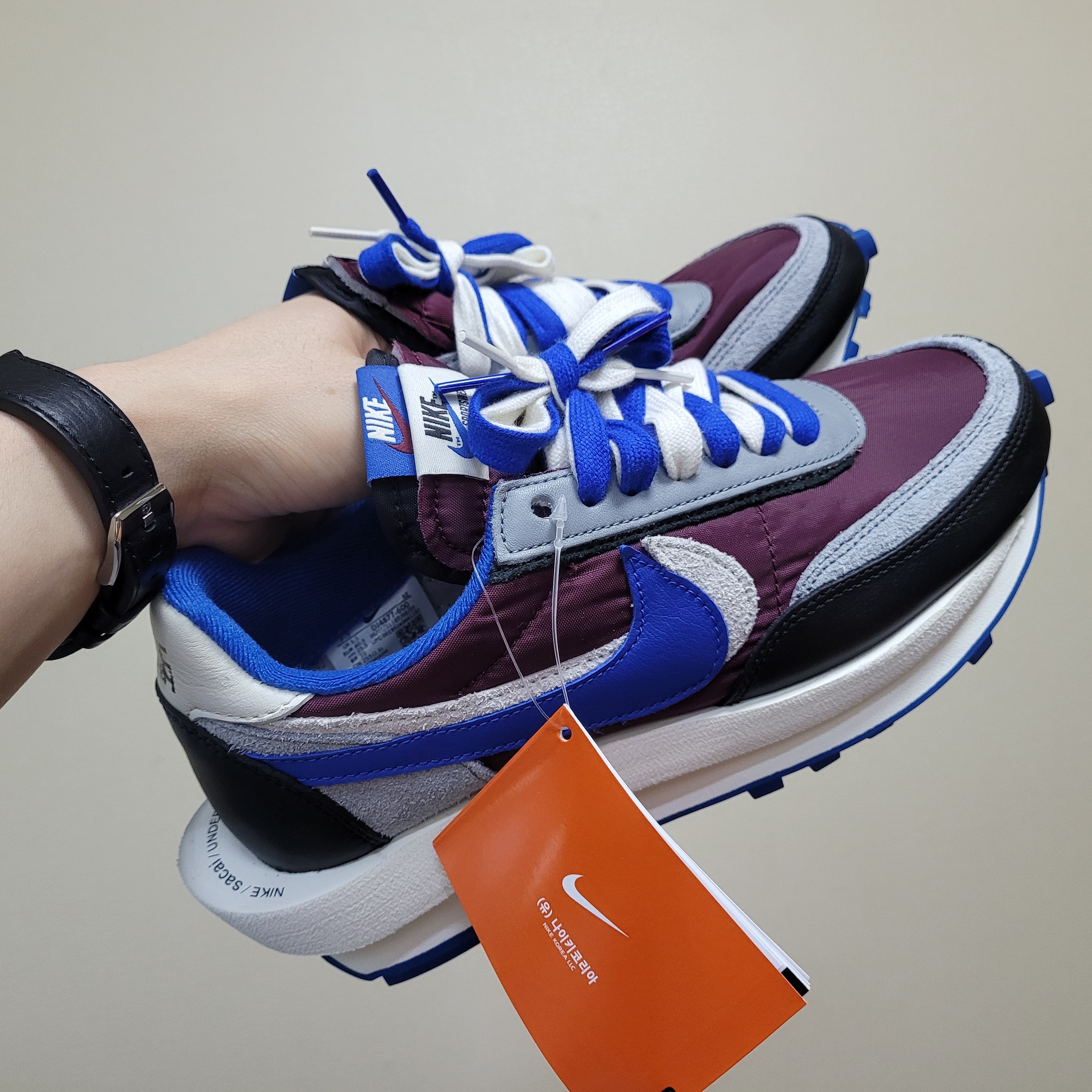Nike x Sacai x Undercover LDWaffle Night Maroon Team Royal 착용 스타일 - 2