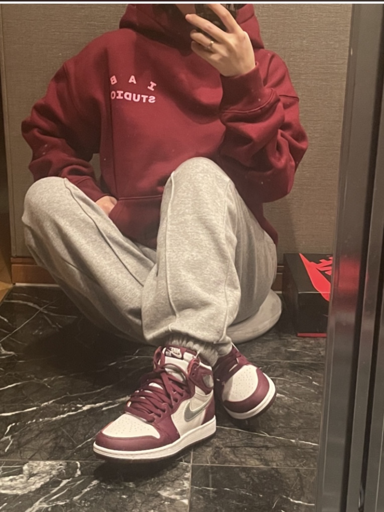 IAB Studio Hoodie Raspberry, (GS) Jordan 1 Retro High OG Bordeaux 착용 스타일 - 1
