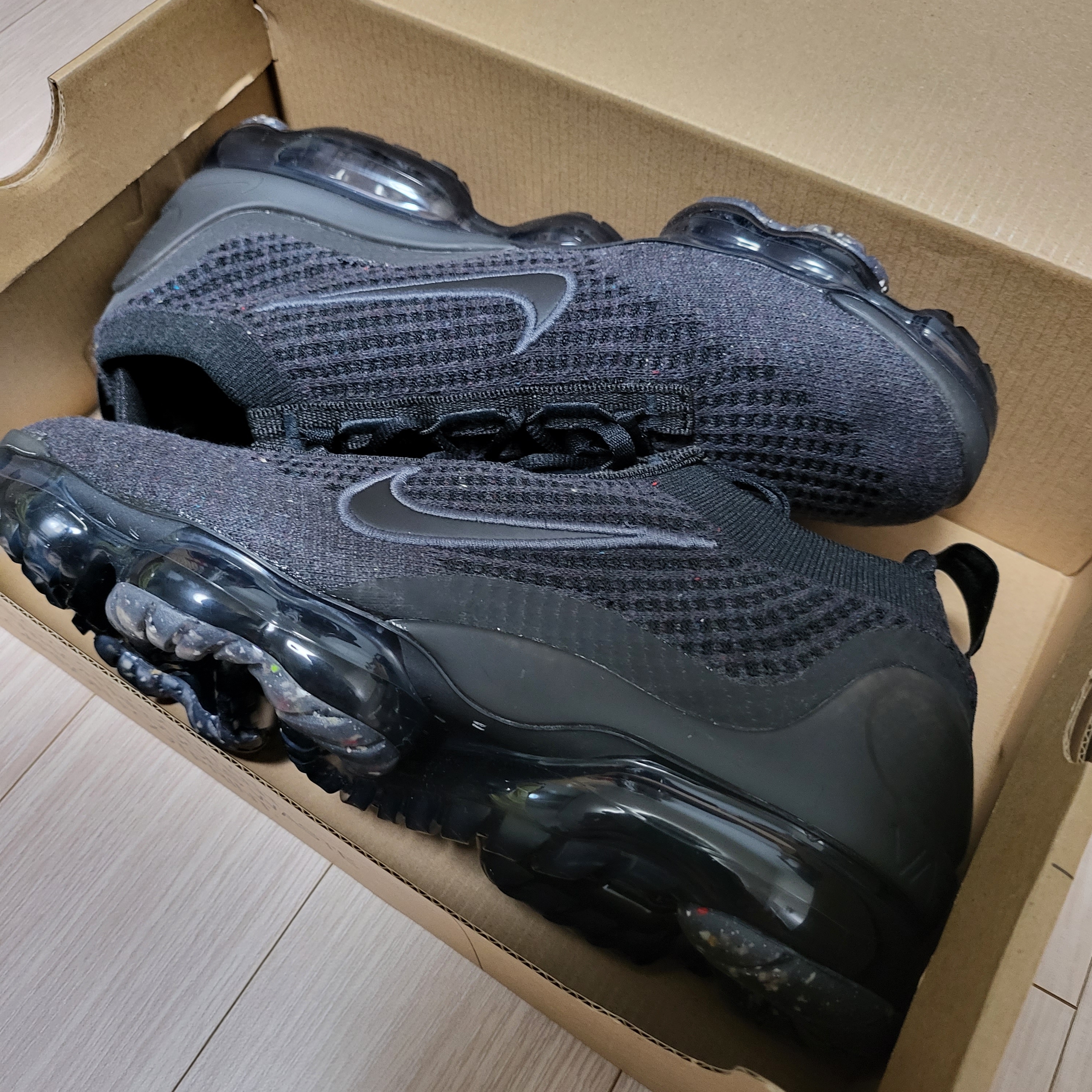 Nike Air VaporMax 2021 Flyknit Triple Black 착용 스타일 - 3