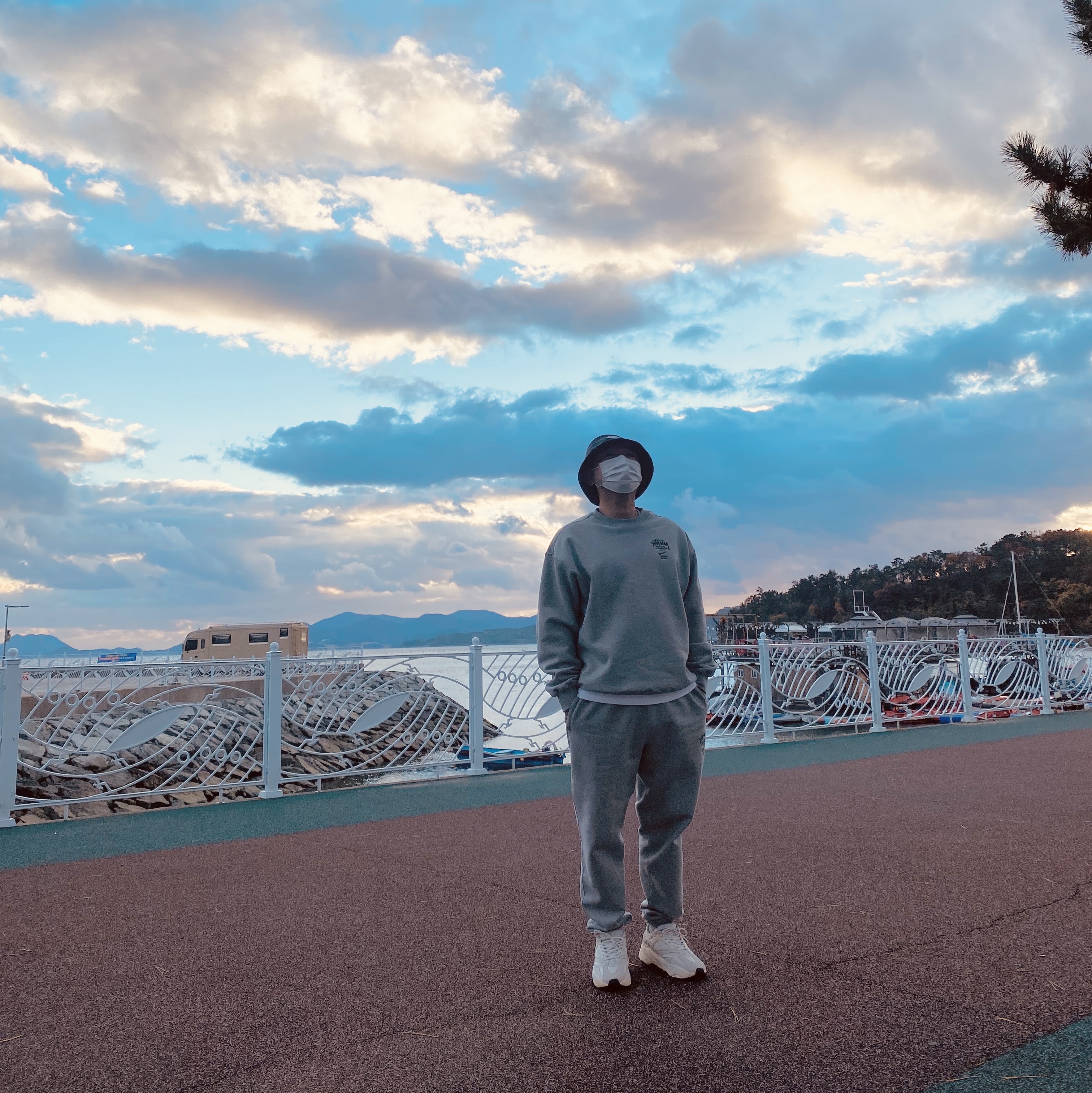 Adidas Yeezy Boost 700 Analog 2019, Nike x Stussy NRG ZR Fleece Crewneck Heather Grey - US/EU 착용 스타일