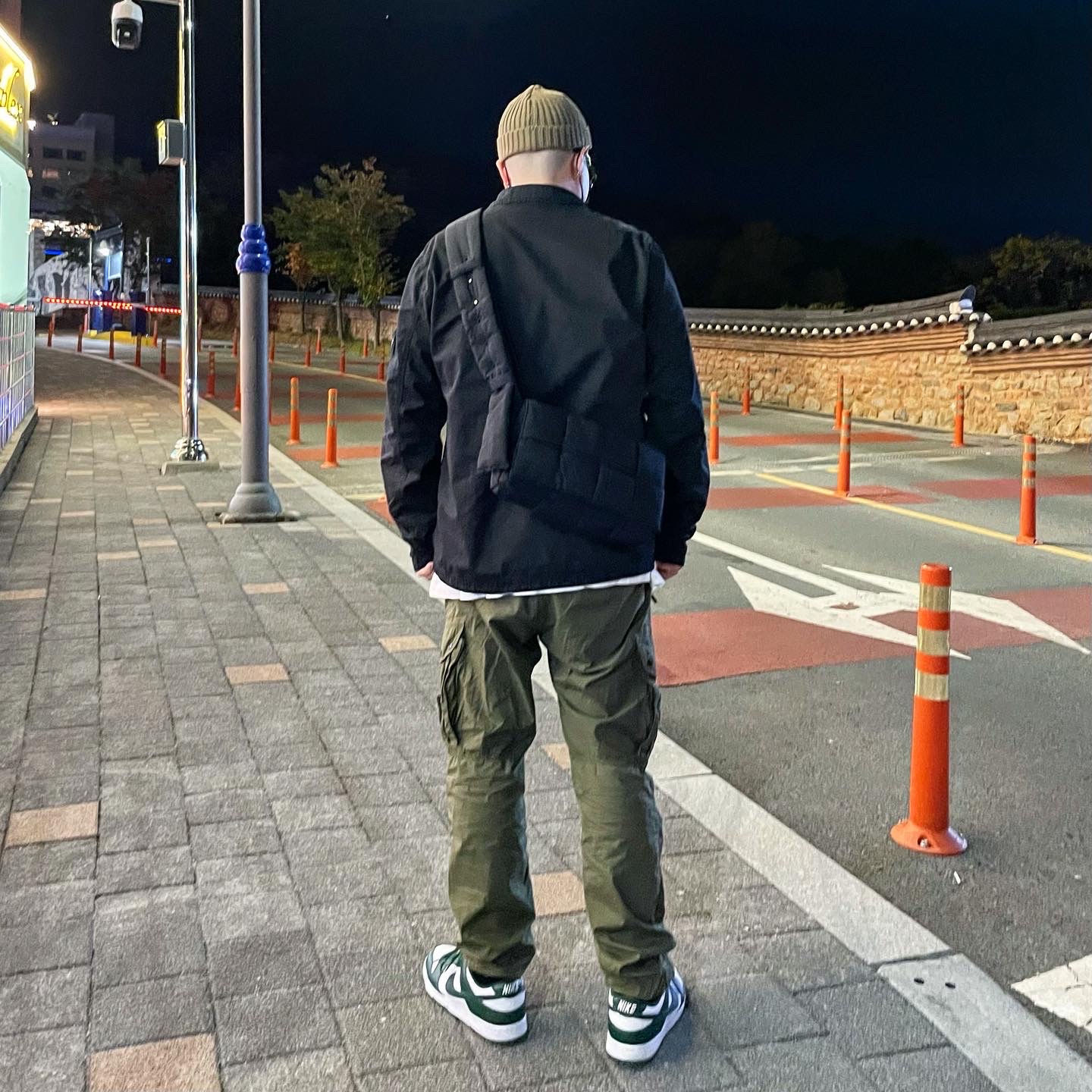 Stone Island 117WN T.CO+OLD Overshirt Black - 21SS, Stone Island 31303 Cargo Pants Olive Green - 21SS 착용 스타일 - 3