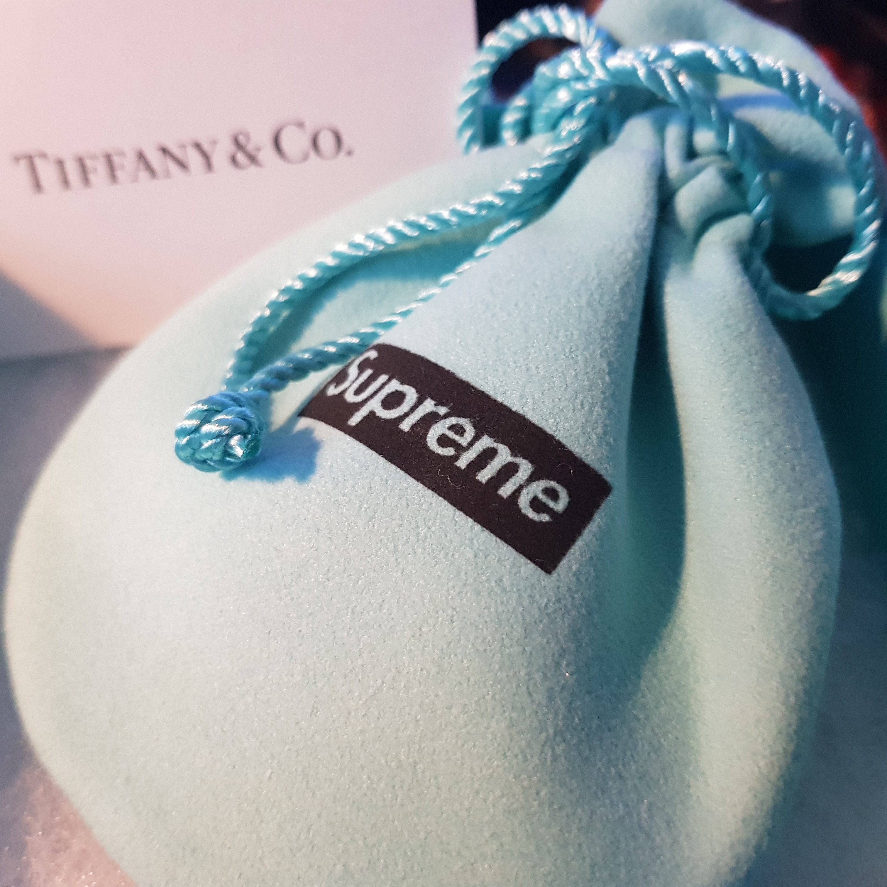 Supreme x Tiffany & Co. Return to Tiffany Oval Tag Keyring Silver - 21FW 착용 스타일 - 1