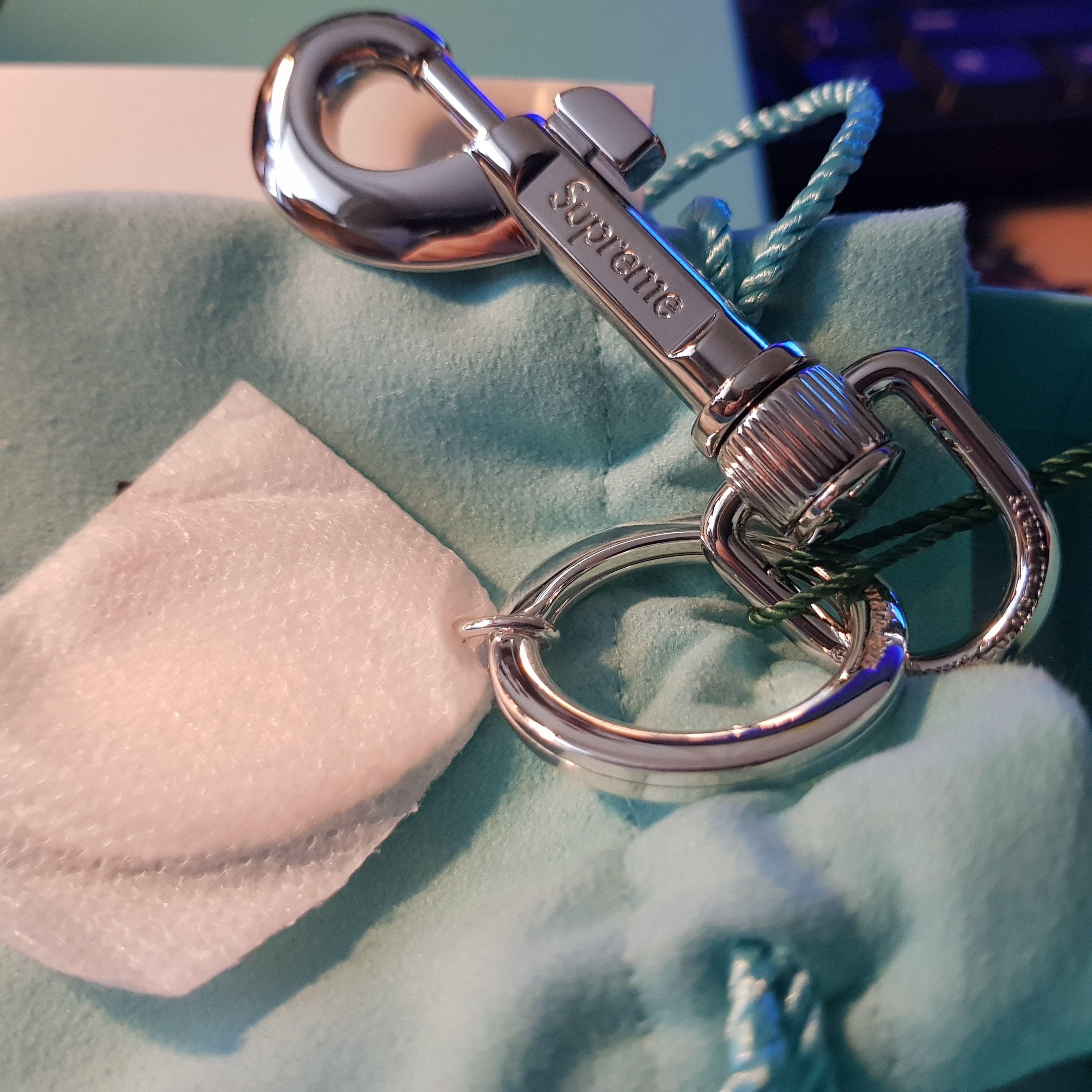 Supreme x Tiffany & Co. Return to Tiffany Oval Tag Keyring Silver - 21FW 착용 스타일 - 3