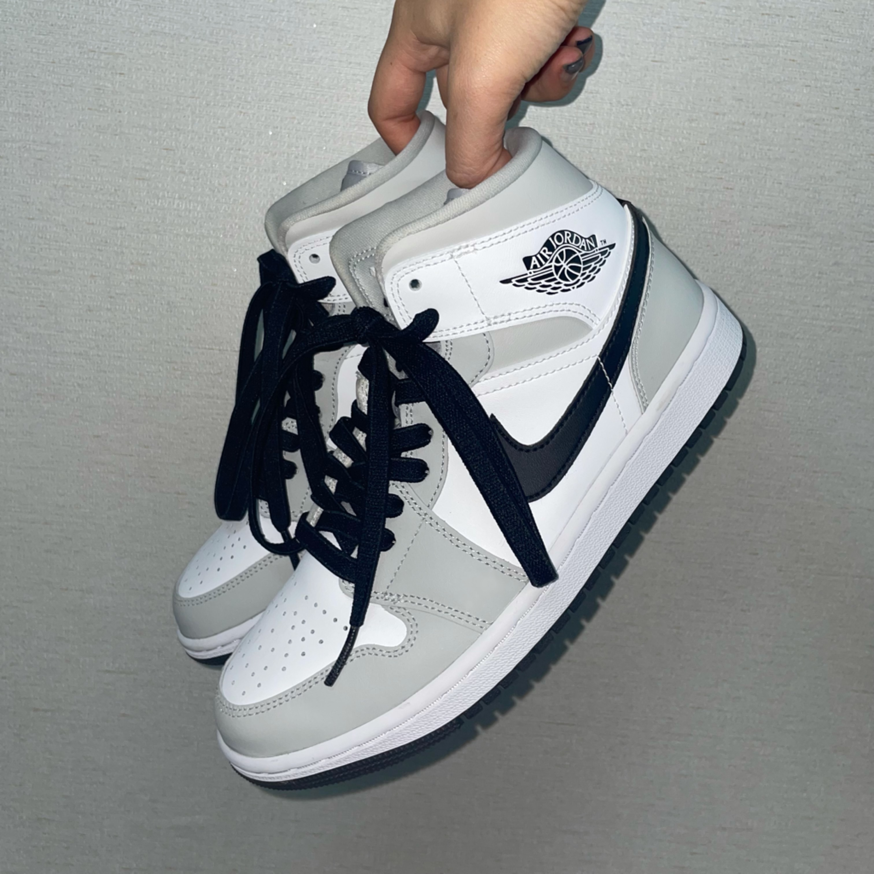 (W) Jordan 1 Mid Grey Fog, (W) Nike Dunk Low Black 착용 스타일 - 1