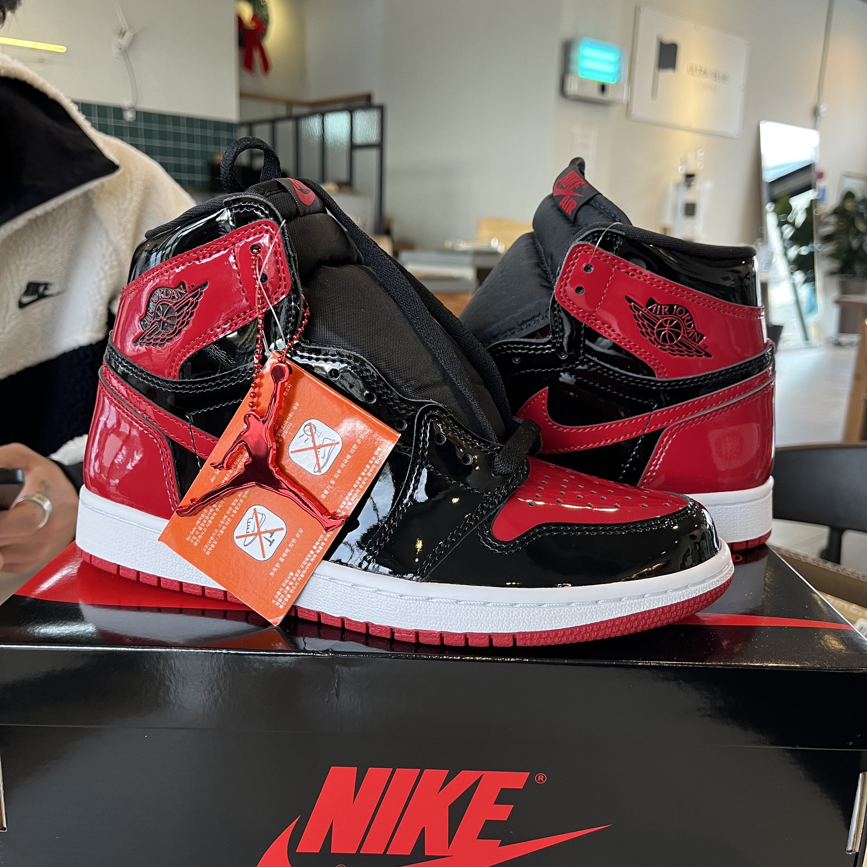 Jordan 1 Retro High OG Patent Bred 착용 스타일 - 1