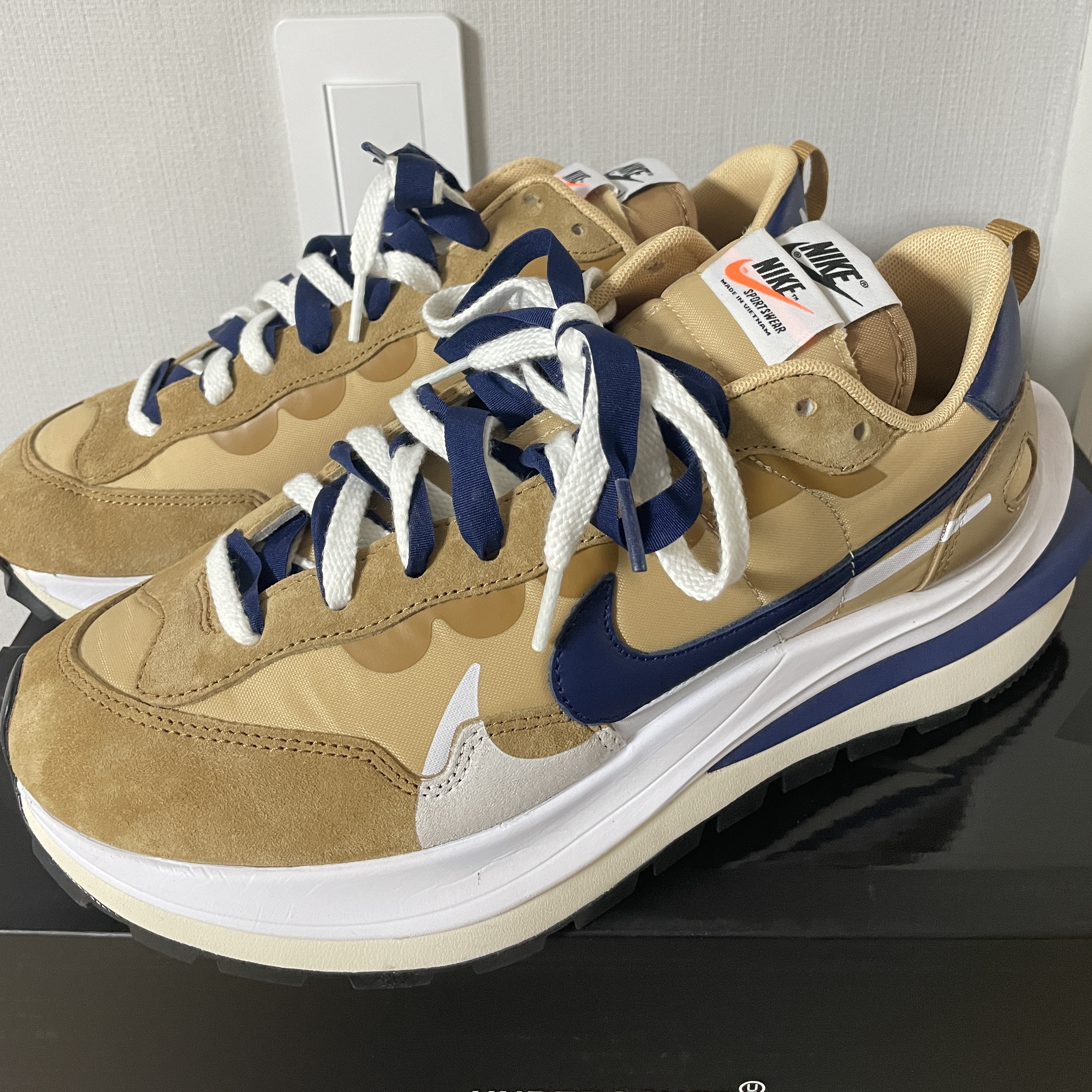 Nike x Sacai VaporWaffle Sesame and Blue Void 착용 스타일