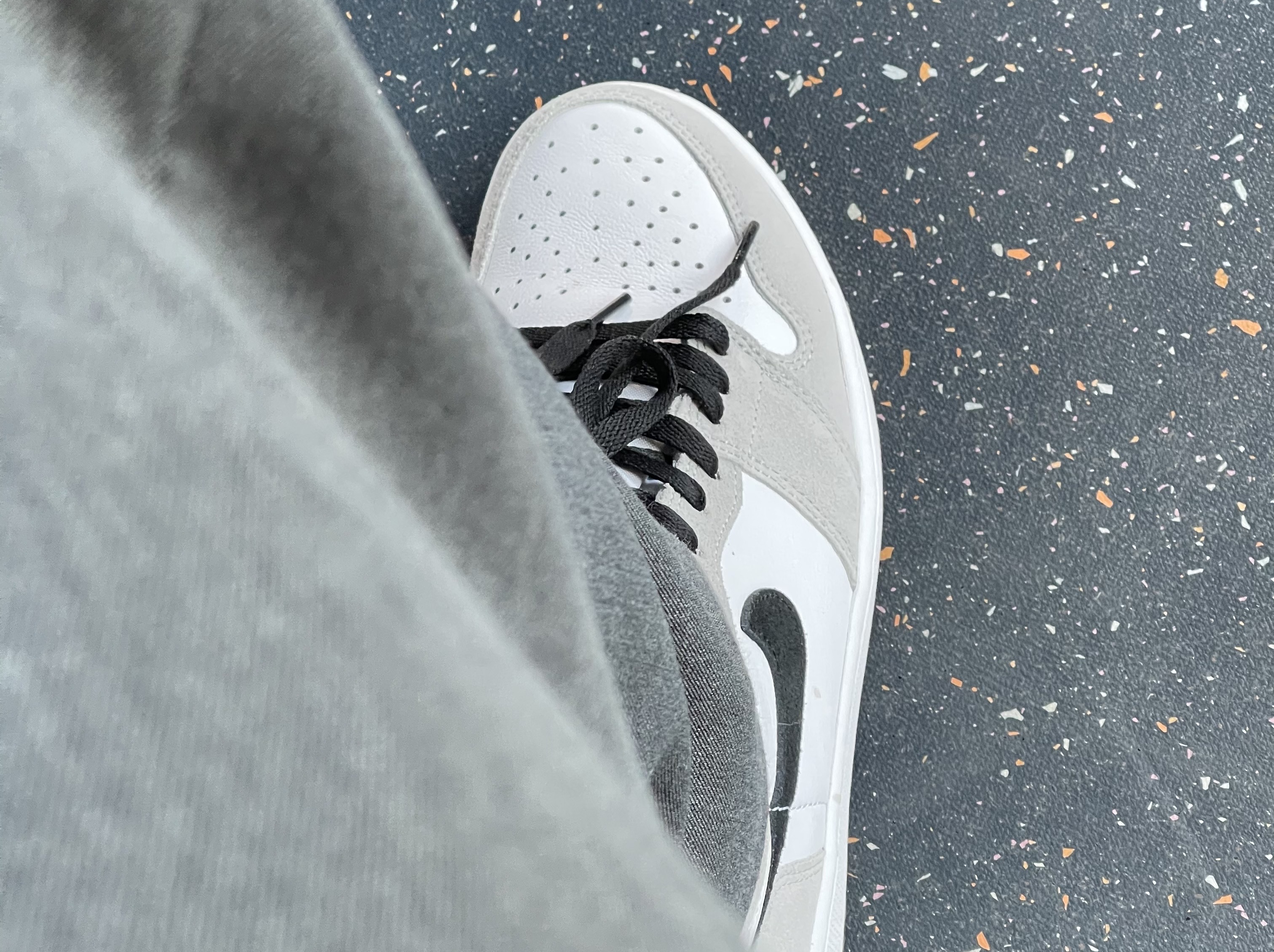 Jordan 1 Retro High OG Light Smoke Grey 착용 스타일 - 2