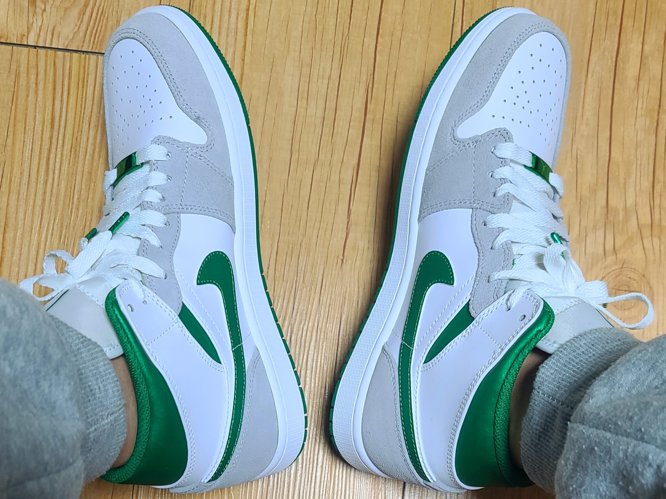 Jordan 1 Mid SE Pine Green Light Smoke Grey 착용 스타일 - 4