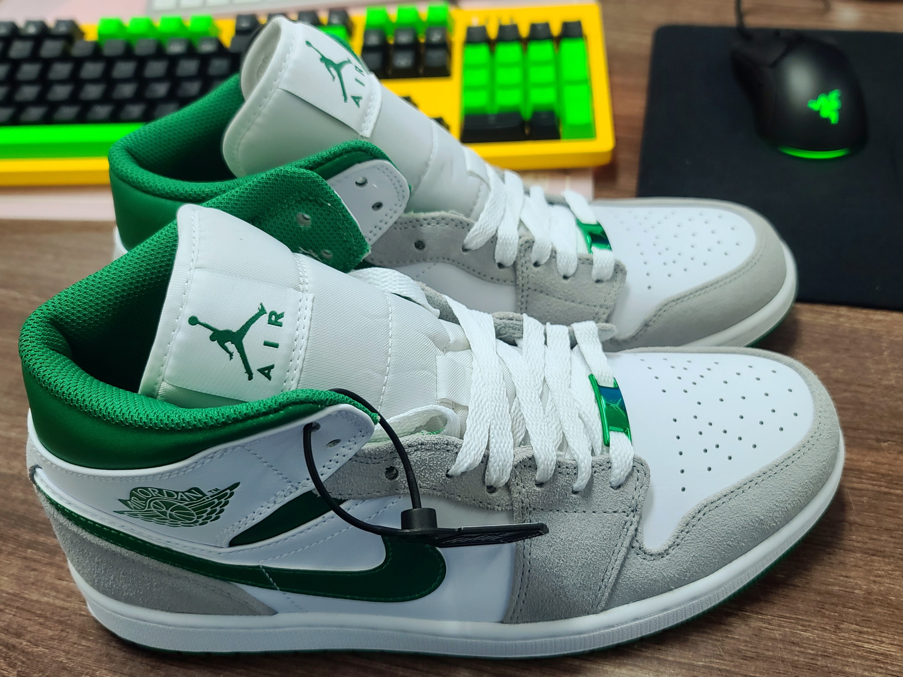 Jordan 1 Mid SE Pine Green Light Smoke Grey 착용 스타일 - 2