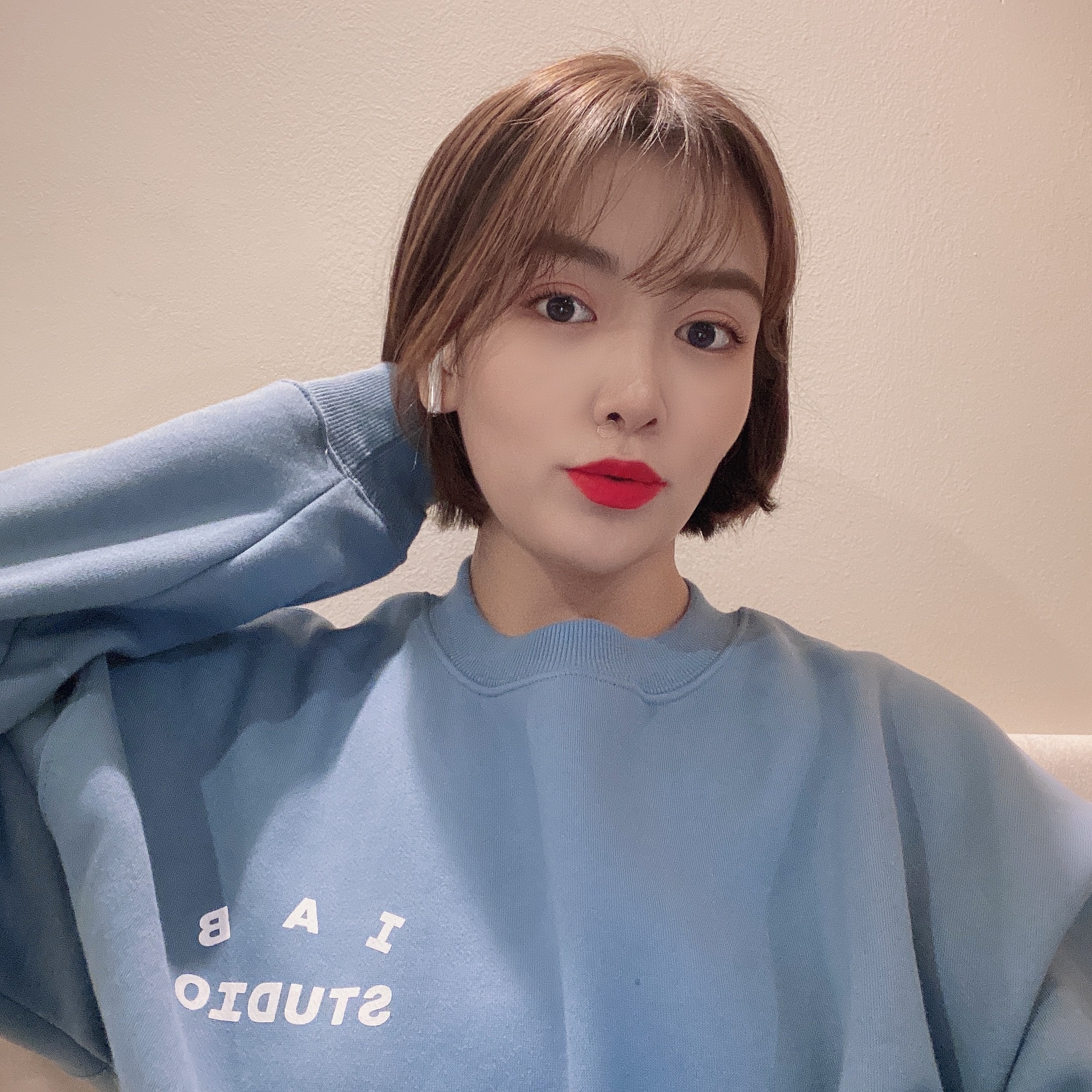 IAB Studio Crewneck Sky Blue 착용 스타일 - 1