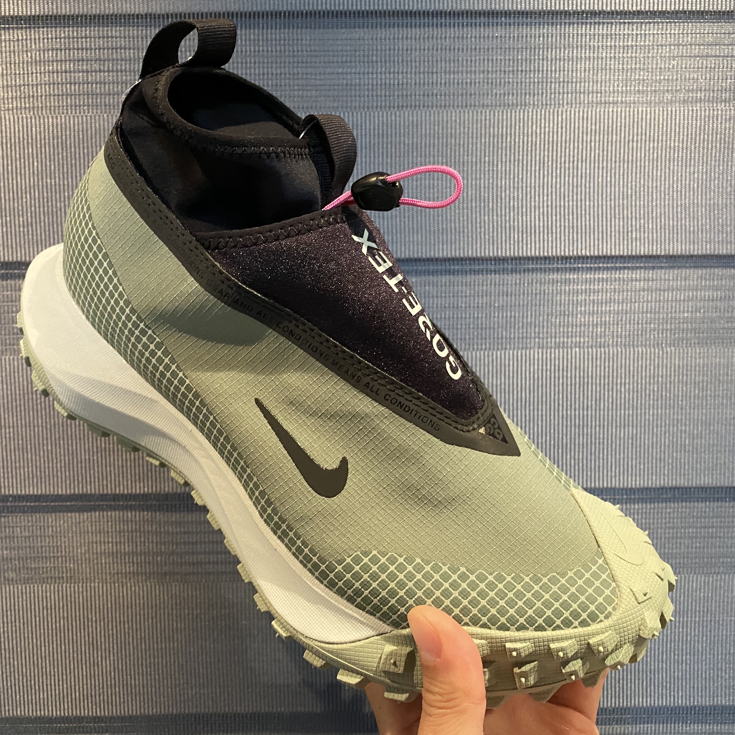 Nike ACG Mountain Fly Gore-Tex Clay Green 착용 스타일
