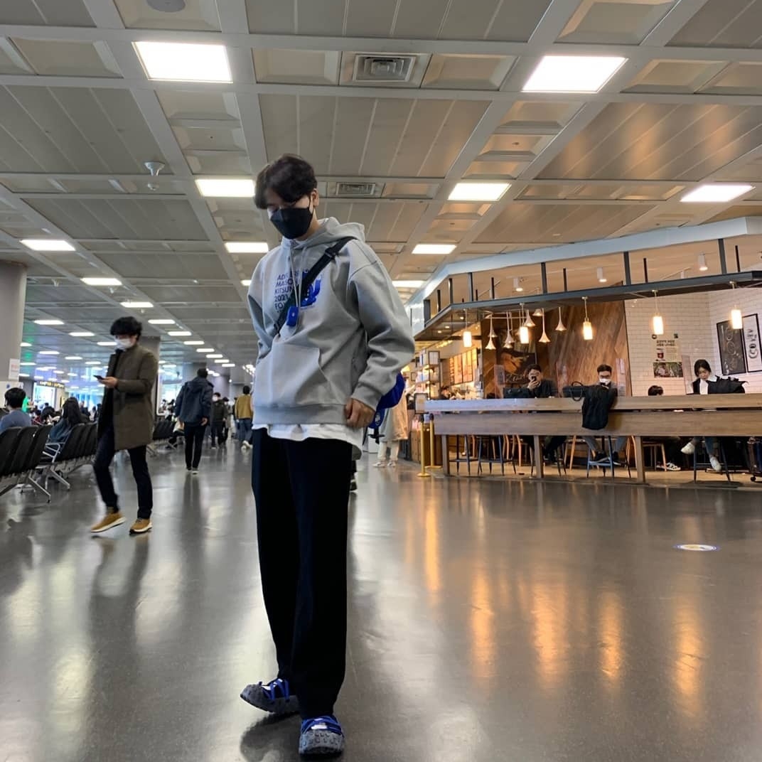 Casetify x Ader Error AirPods Case, Maison Kitsune x Ader Error Meditation Fox Hoodie Grey 착용 스타일 - 1