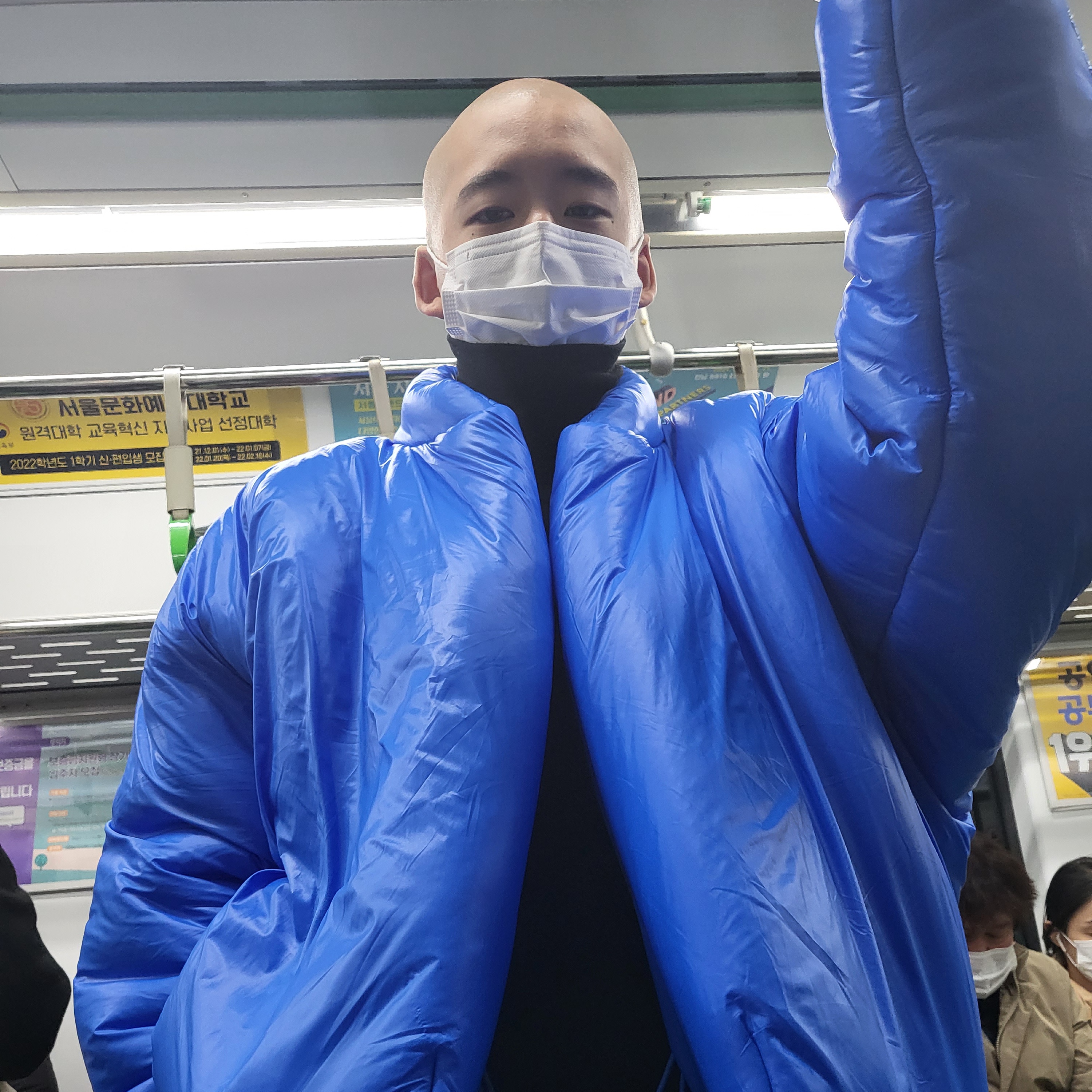 Yeezy Gap Round Jacket Blue 착용 스타일