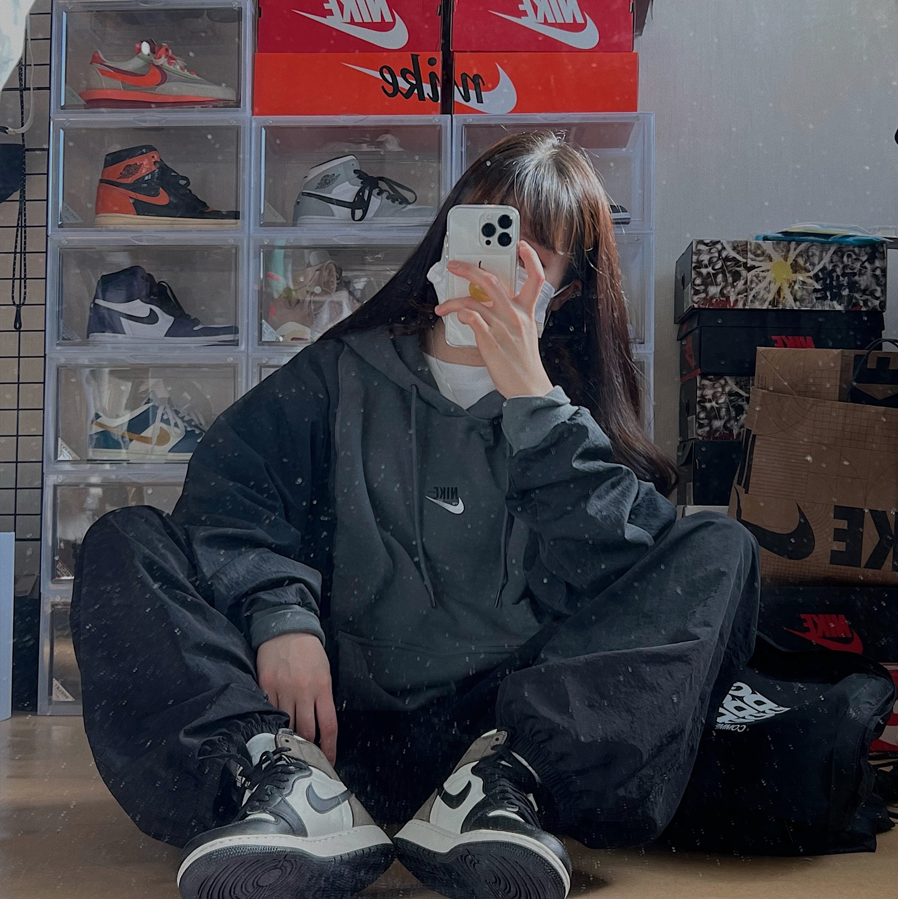Nike NSW Hoodie BRS Iron Grey, Jordan 1 Retro High OG Black Mocha 착용 스타일