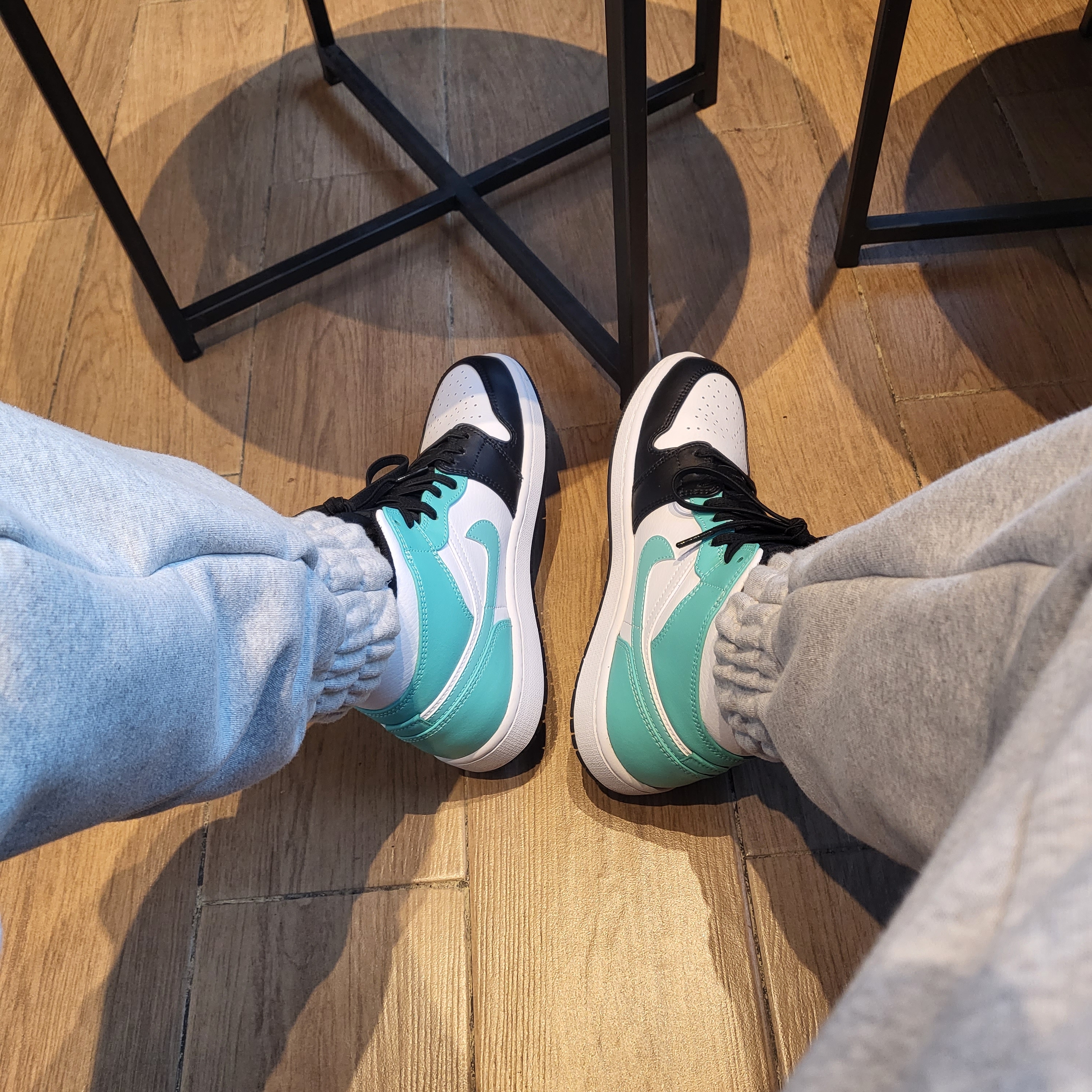 Jordan 1 Mid Tropical Twist 착용 스타일