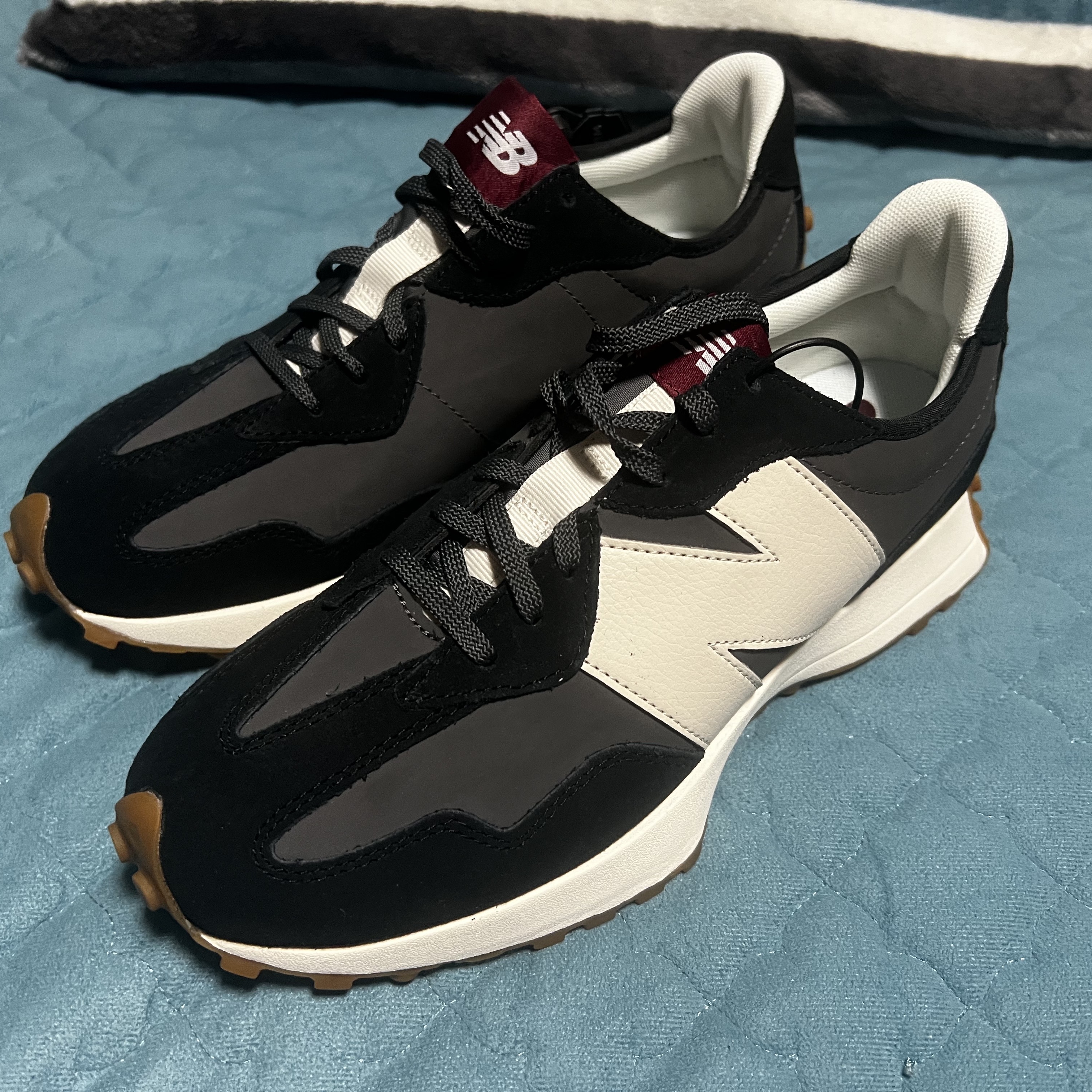 (W) New Balance 327 Black Moonbeam 착용 스타일