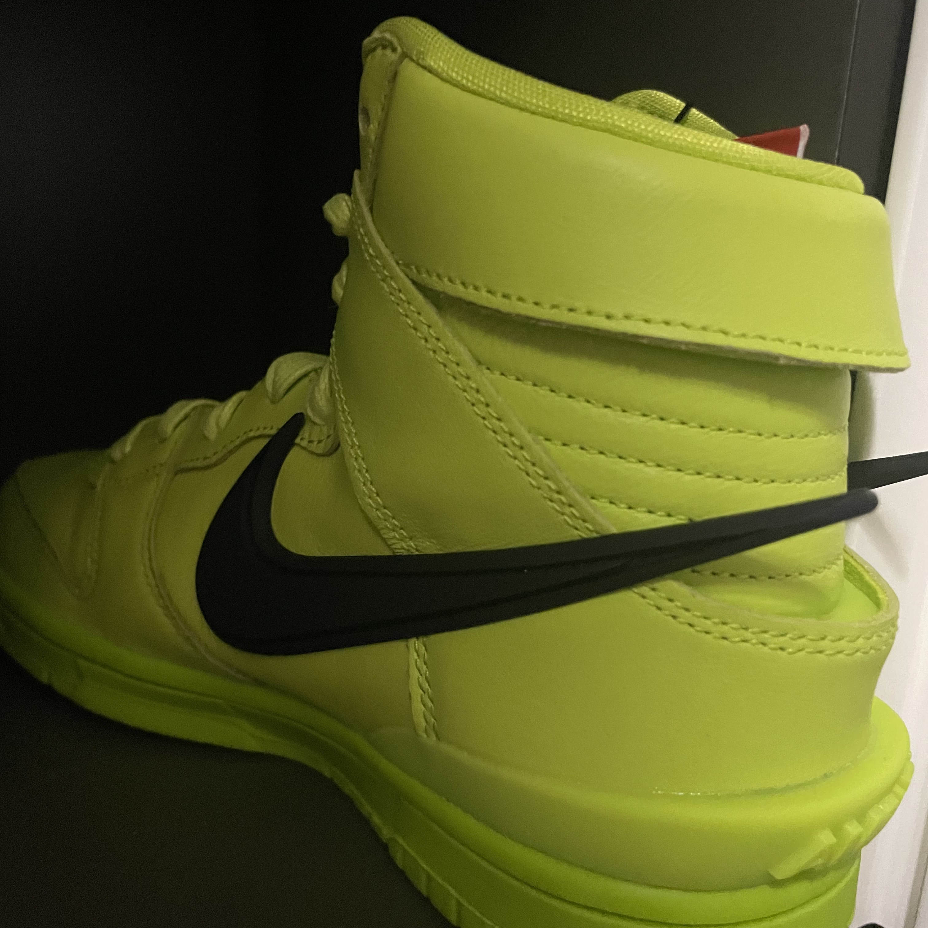 Nike x Ambush Dunk High Flash Lime 착용 스타일 - 4