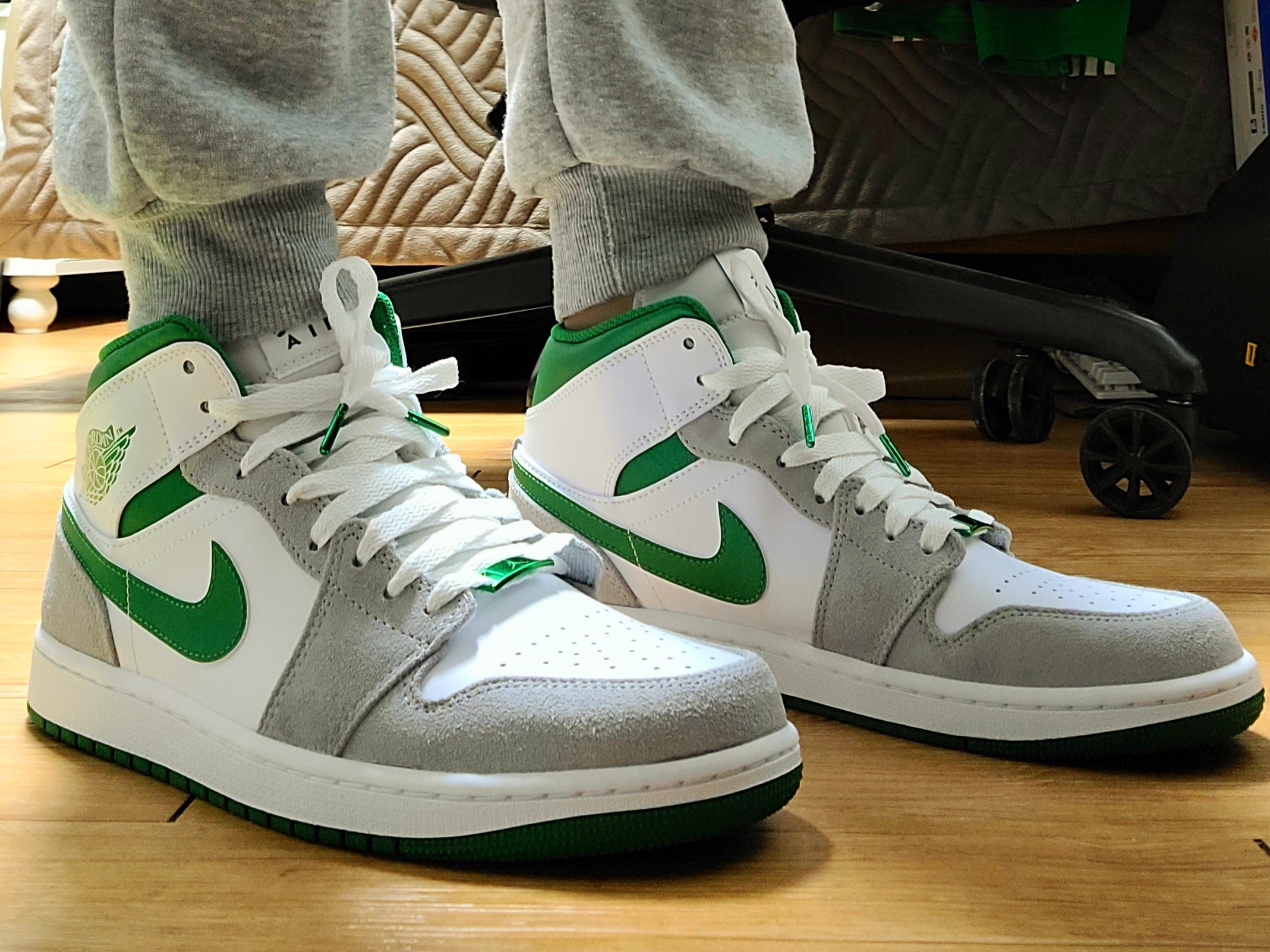 Jordan 1 Mid SE Pine Green Light Smoke Grey 착용 스타일 - 2