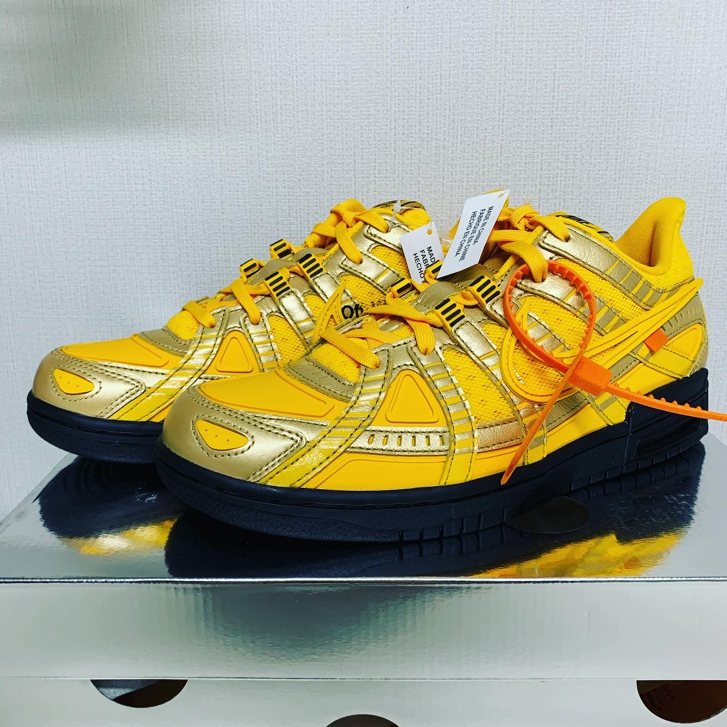 Nike x Off-White Air Rubber Dunk University Gold 착용 스타일