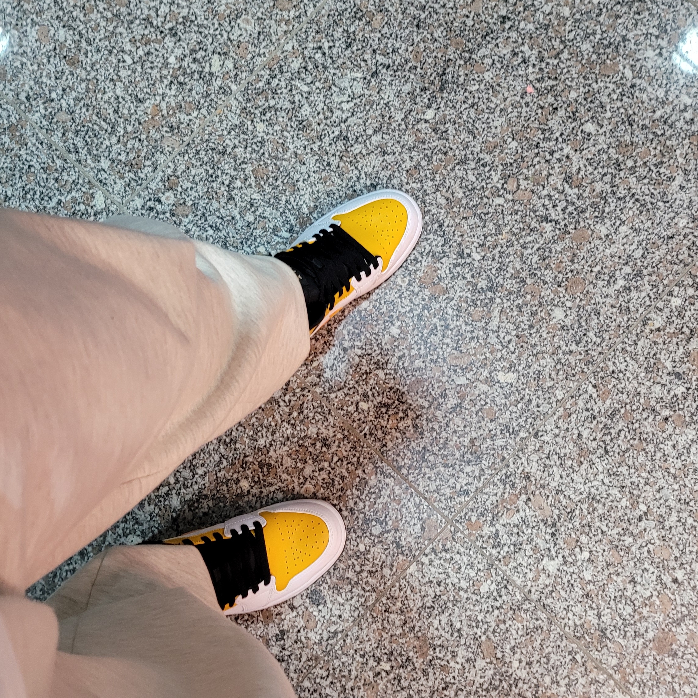 Jordan 1 Mid White University Gold 착용 스타일 - 1
