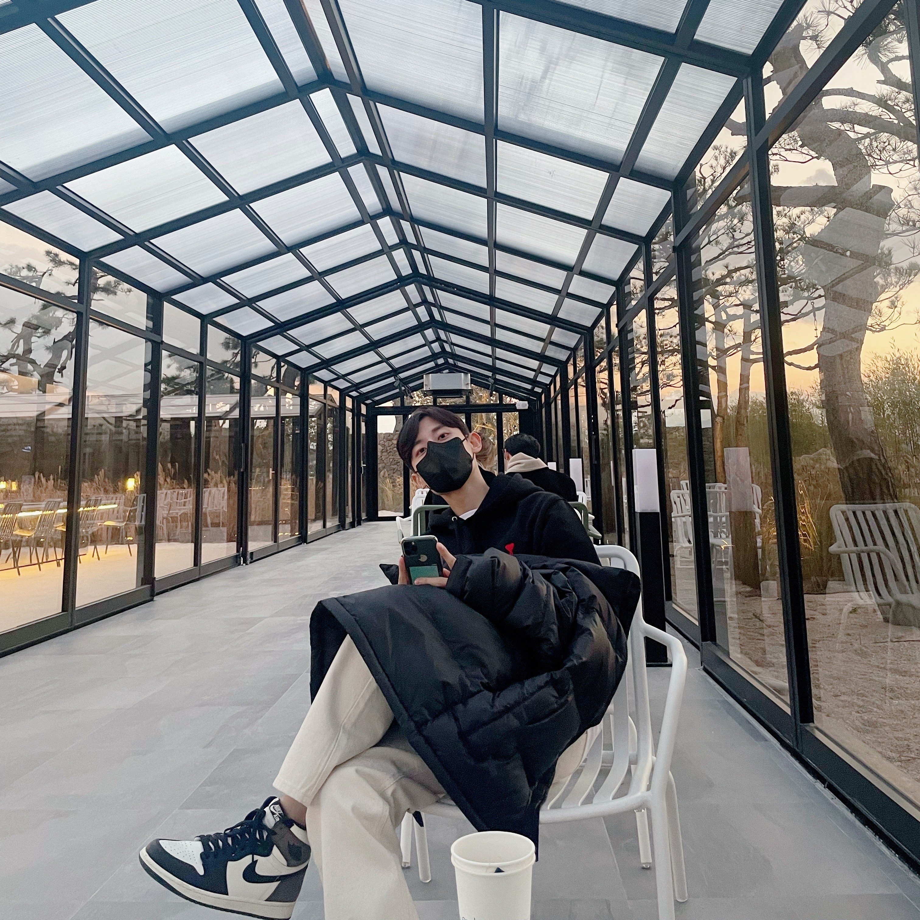 AMI de Coeur Hoodie Black, Jordan 1 Retro High OG Black Mocha 착용 스타일