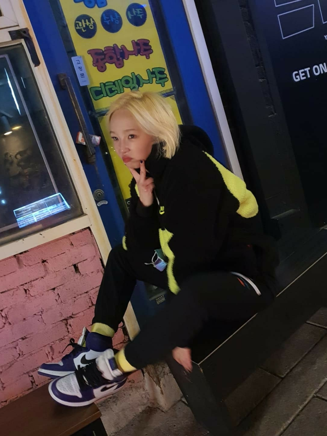 Nike Big Swoosh Full Zip Jacket Black Volt, Jordan 1 Retro High OG Court Purple 2020 착용 스타일 - 1