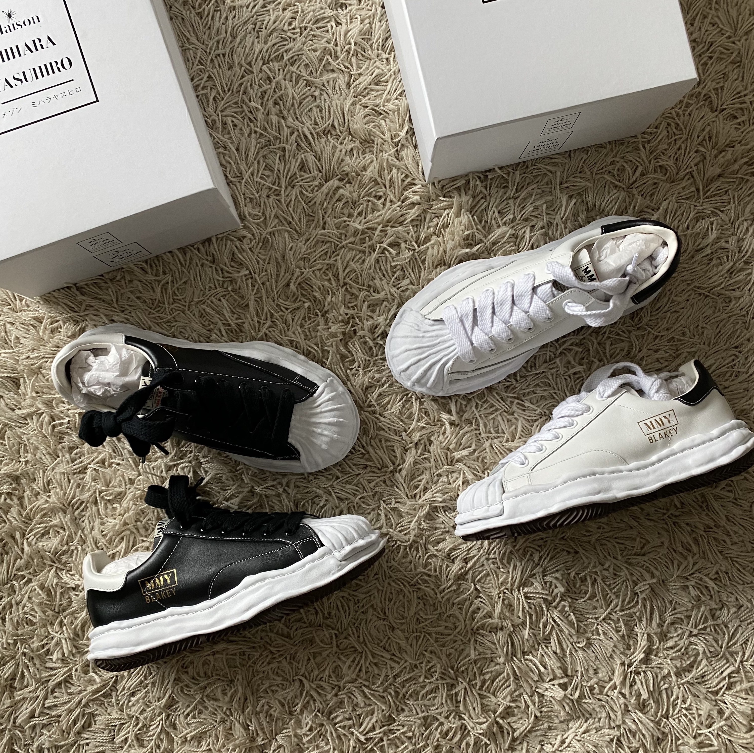Maison Mihara Yasuhiro Blakey OG Sole Leather Low-top Sneakers Black, Maison Mihara Yasuhiro Blakey OG Sole Leather Low-top Sneakers White 착용 스타일