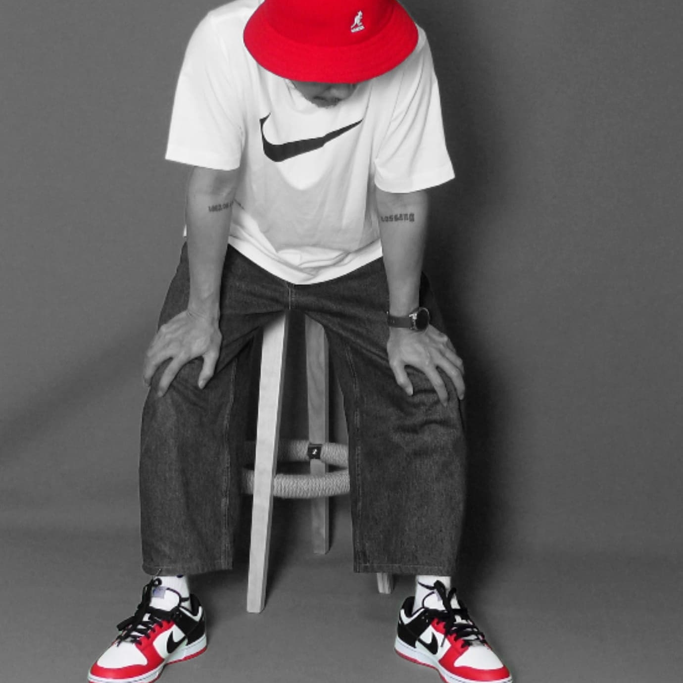 Nike x NBA Dunk Low Retro EMB Black and Chile Red 착용 스타일 - 1