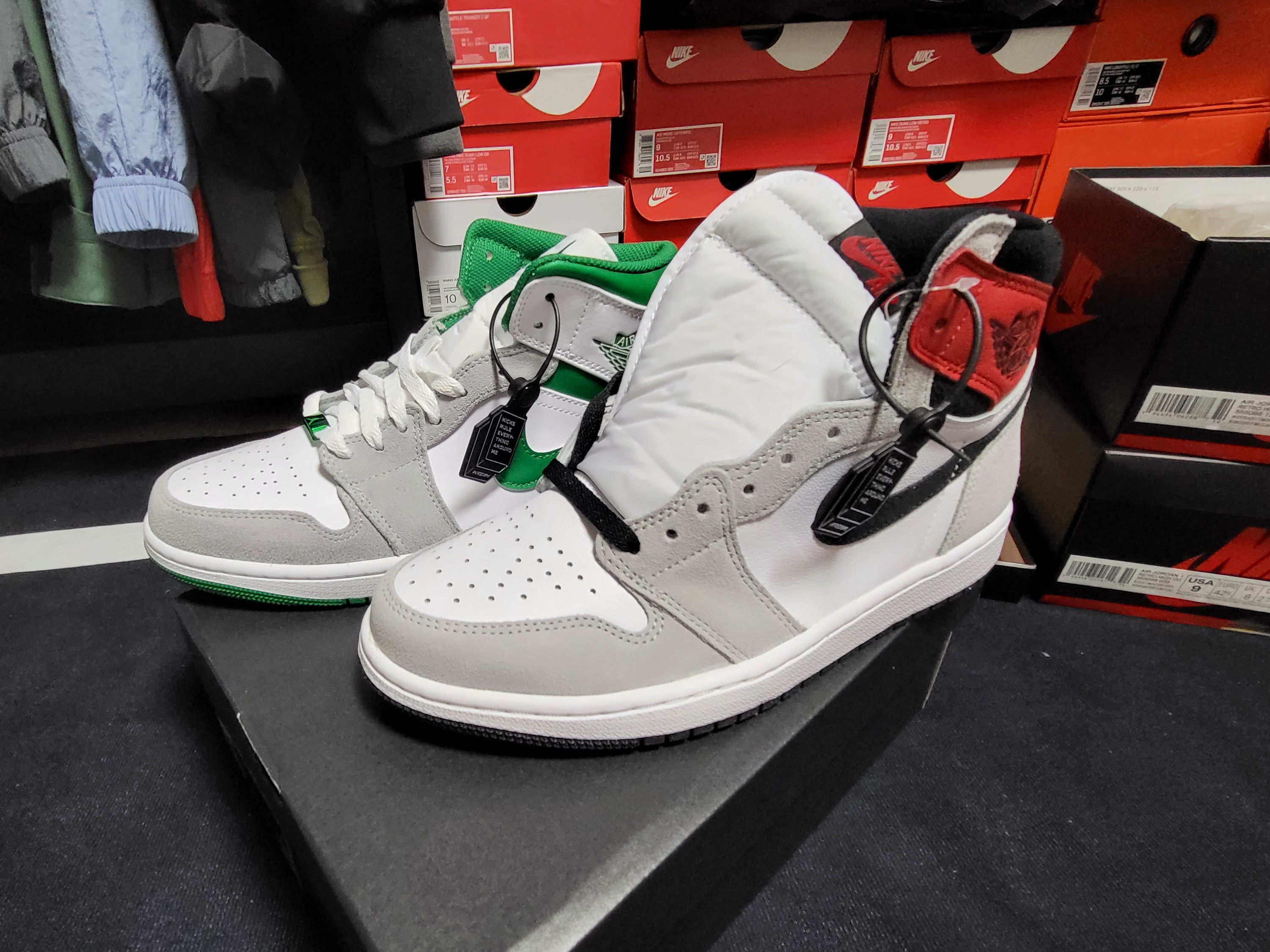 Jordan 1 Retro High OG Light Smoke Grey, Jordan 1 Mid SE Pine Green Light Smoke Grey 착용 스타일 - 1