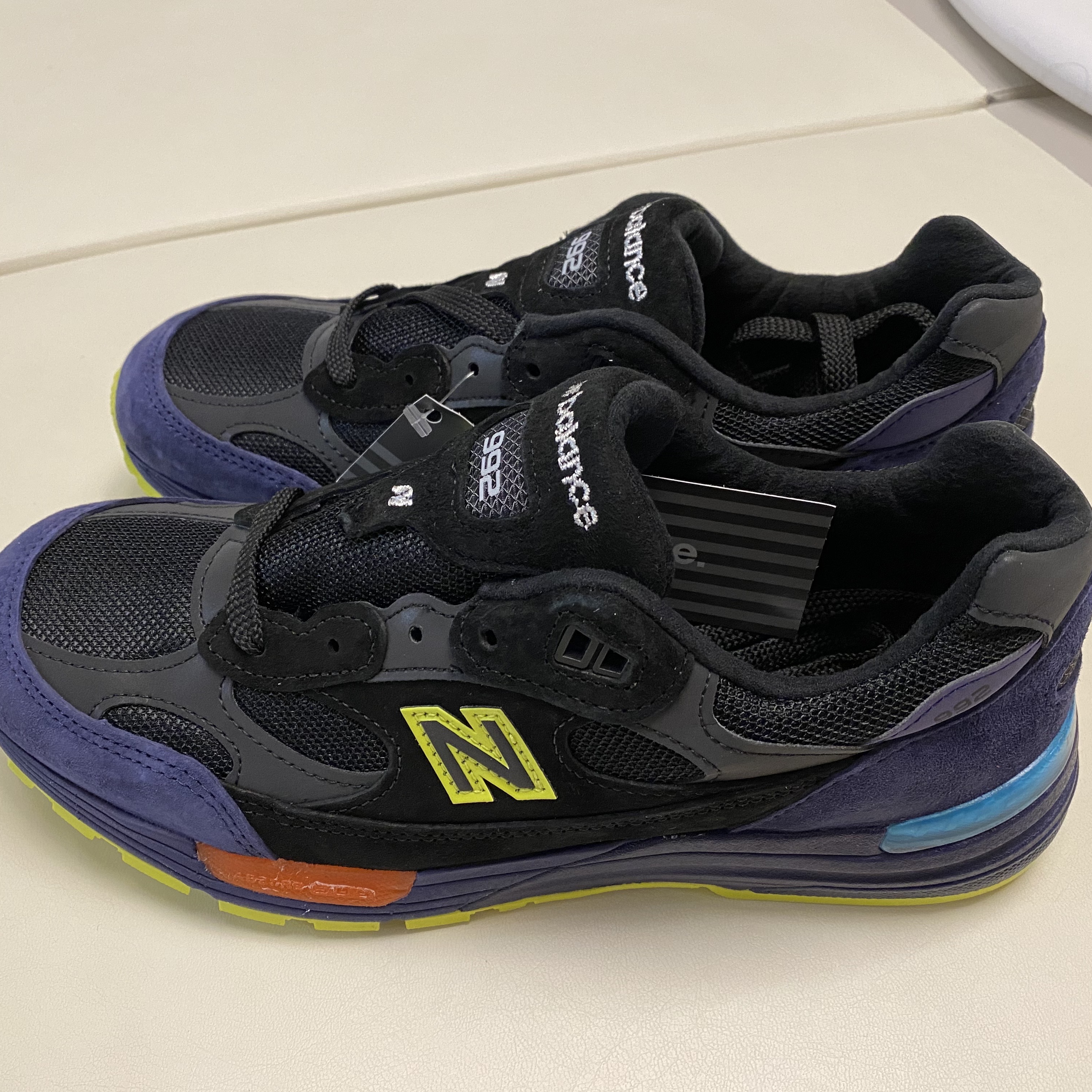 New Balance 992 Made in USA Black Purple 착용 스타일 - 2