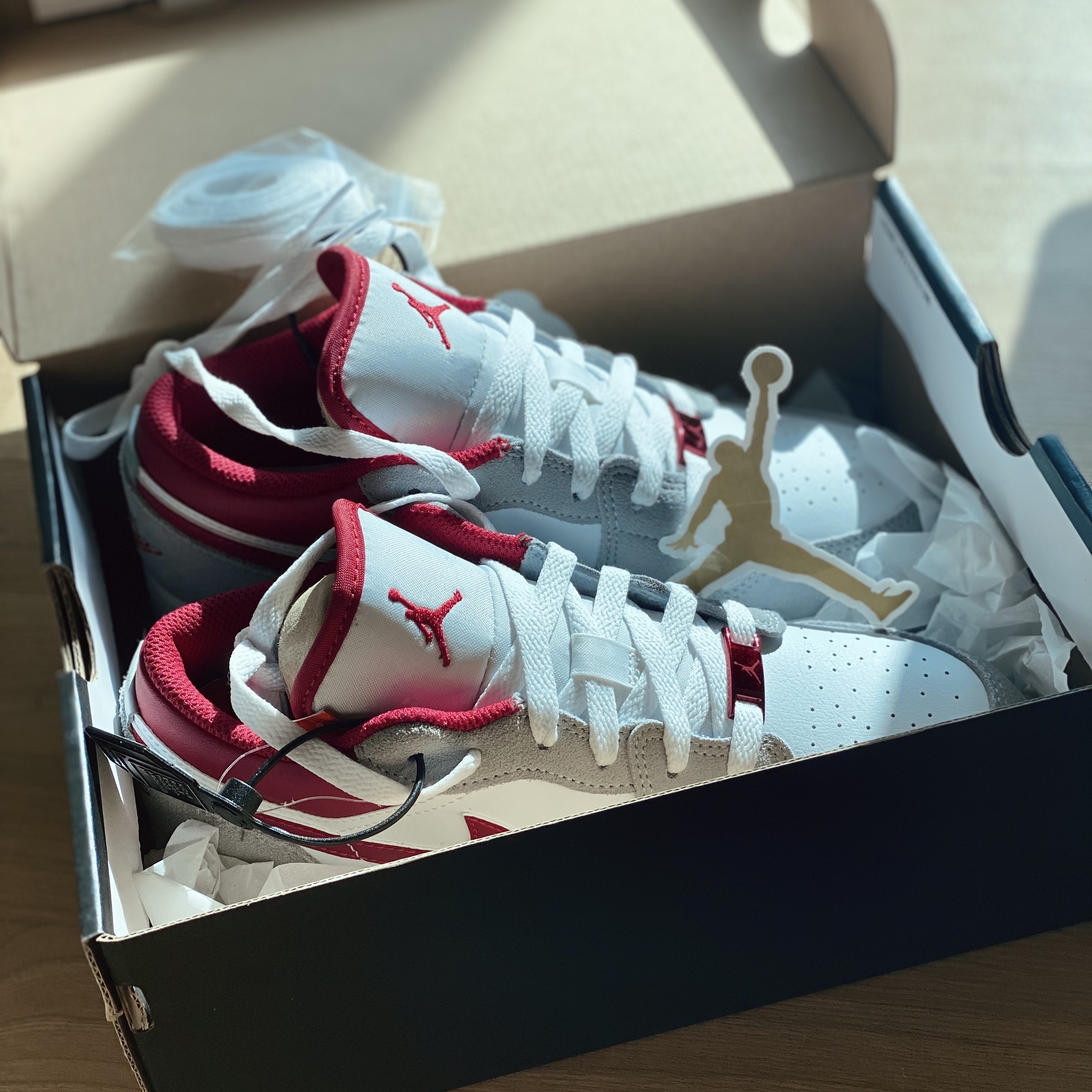 Jordan 1 Low SE Light Smoke Grey Gym Red 착용 스타일