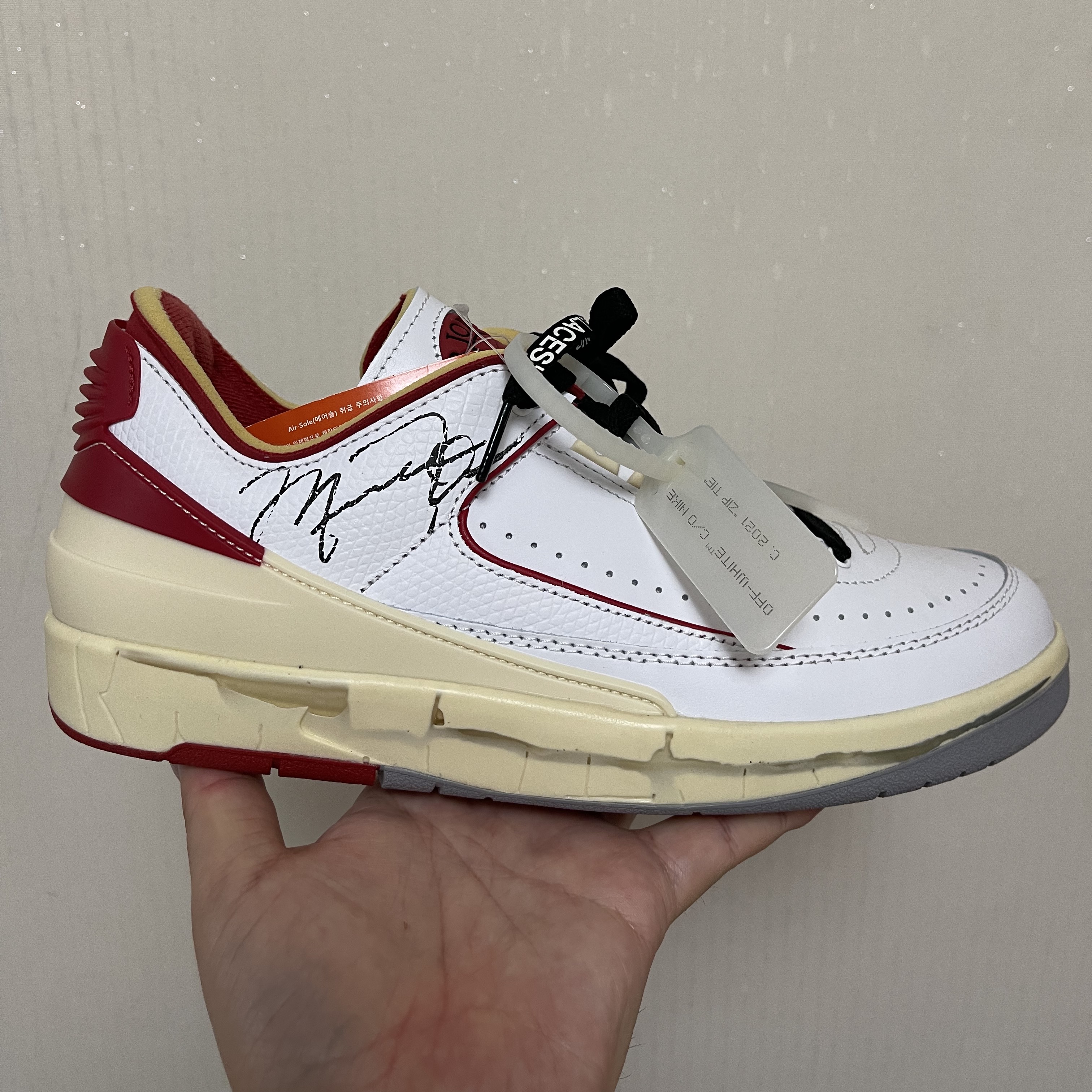 Jordan 2 x Off-White Retro Low SP White and Varsity Red 착용 스타일 - 2