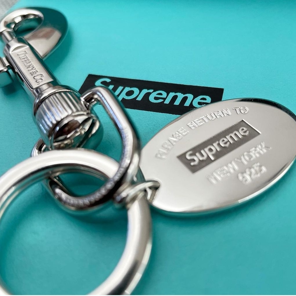 Supreme x Tiffany & Co. Return to Tiffany Oval Tag Keyring Silver - 21FW 착용 스타일 - 4
